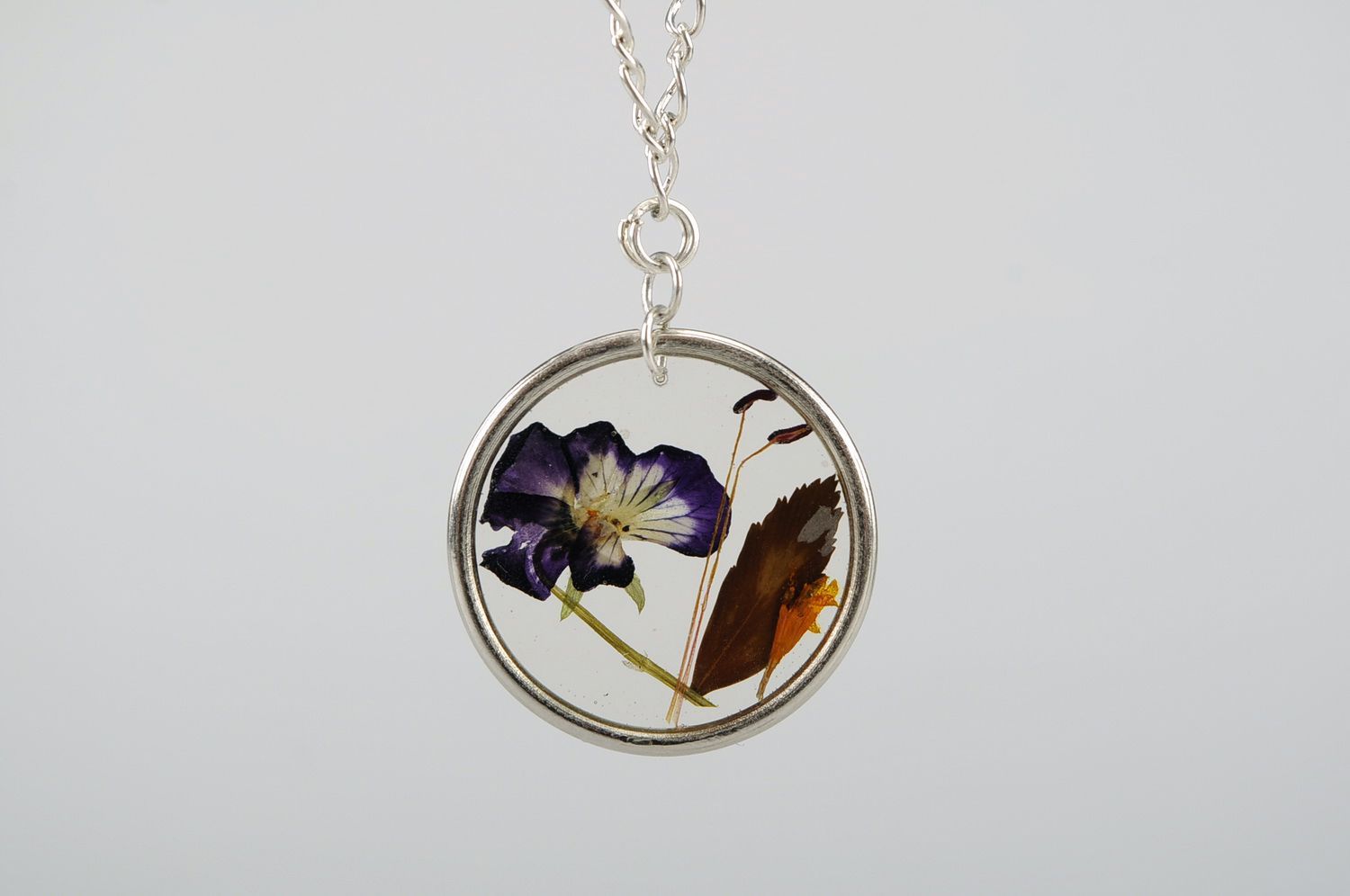 Jewelry set with natural violets flowers photo 2