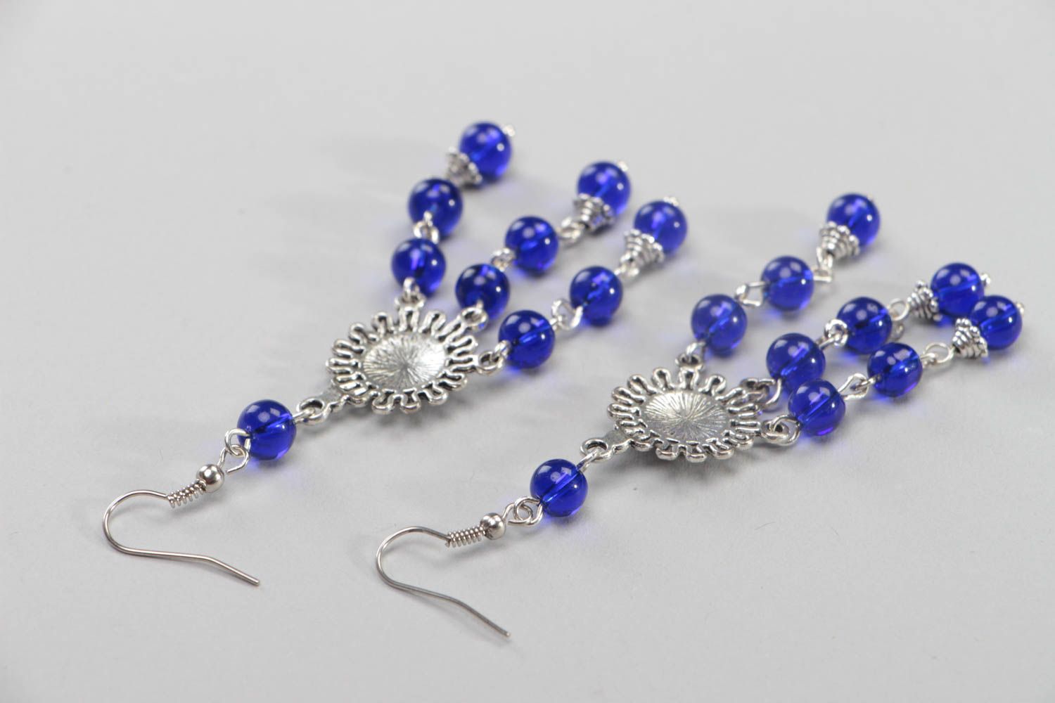 Boucles d'oreilles en perles de verre bleu foncé et métal longues faites main photo 4