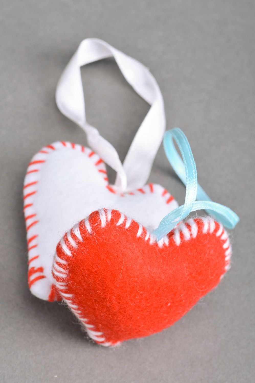 Set of 2 handmade decorative wall hanging hearts sewn of white and red fleece photo 5