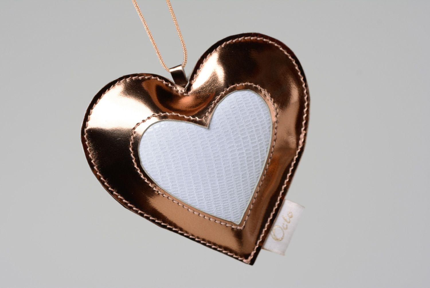 Grand porte-clés en cuir naturel fait main en forme de coeur original design photo 1