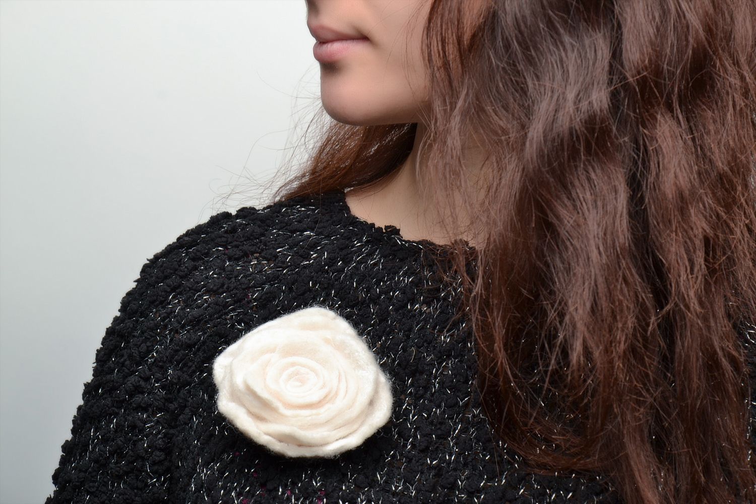 Broche en laine feutrée grande fleur blanche photo 2