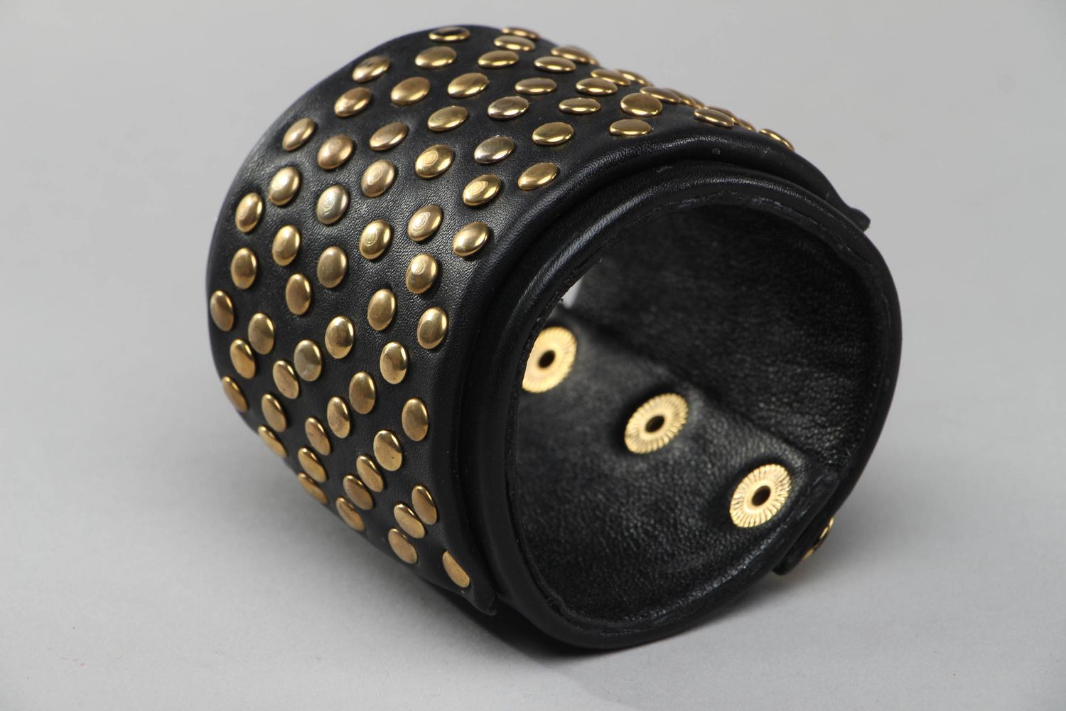 Schwarzes Armband aus Leder mit Metallknöpfen foto 4