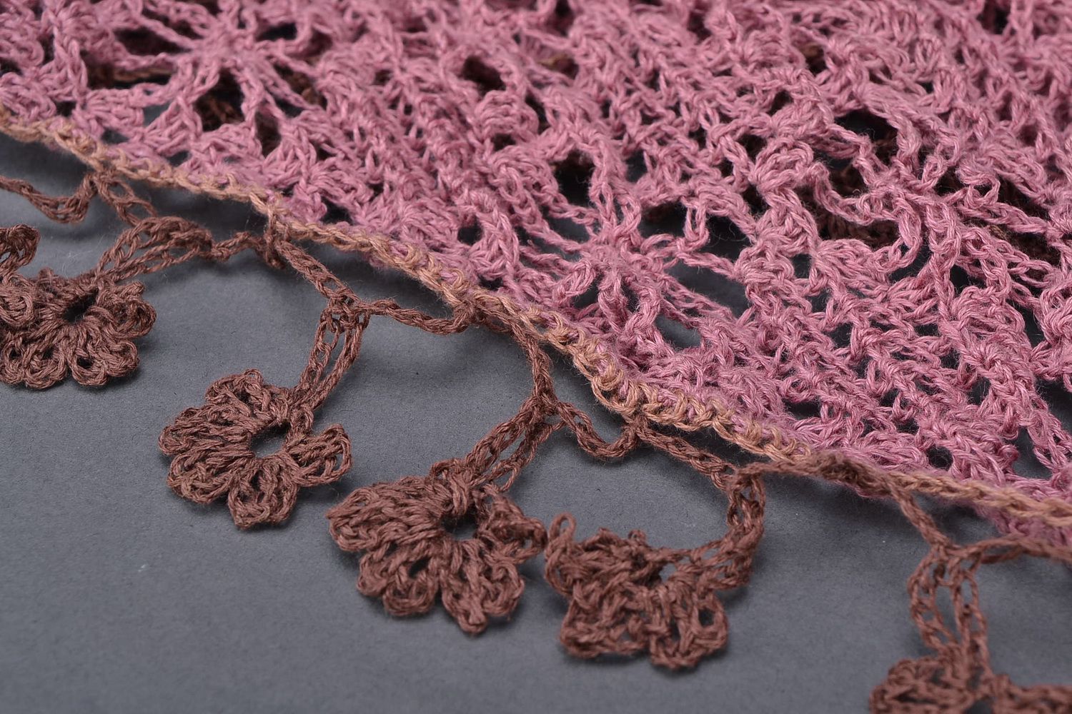 Lace shawl made of woolen yarns photo 1