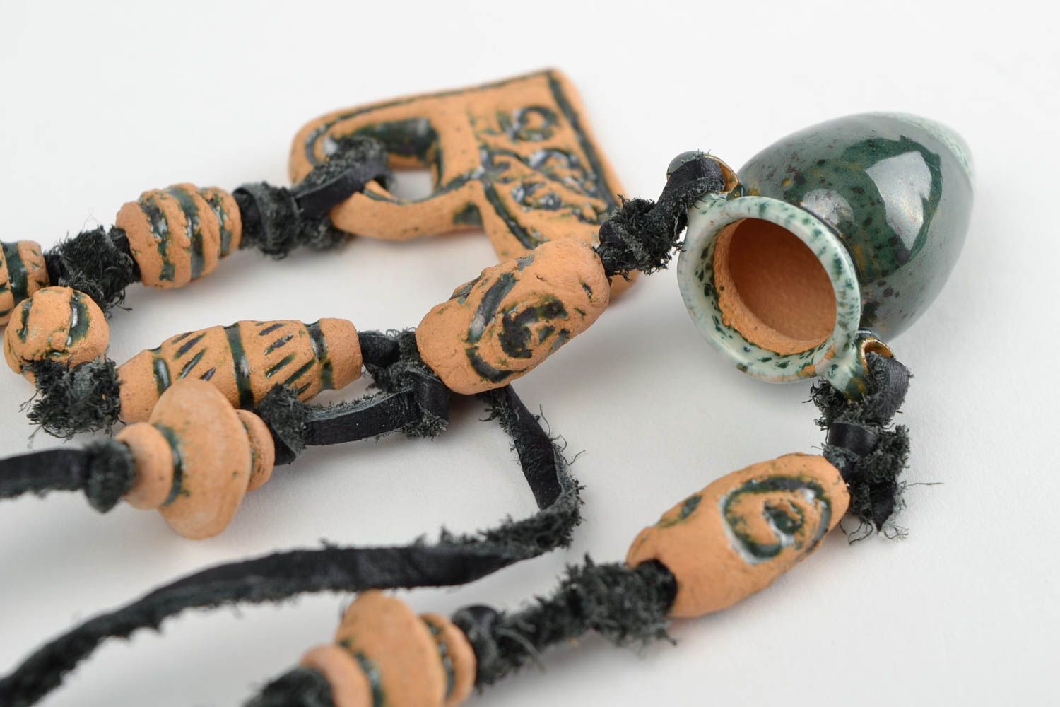 Глиняный аромакулон кулон ручной работы украшение на шею с сердечком на шнурке фото 5