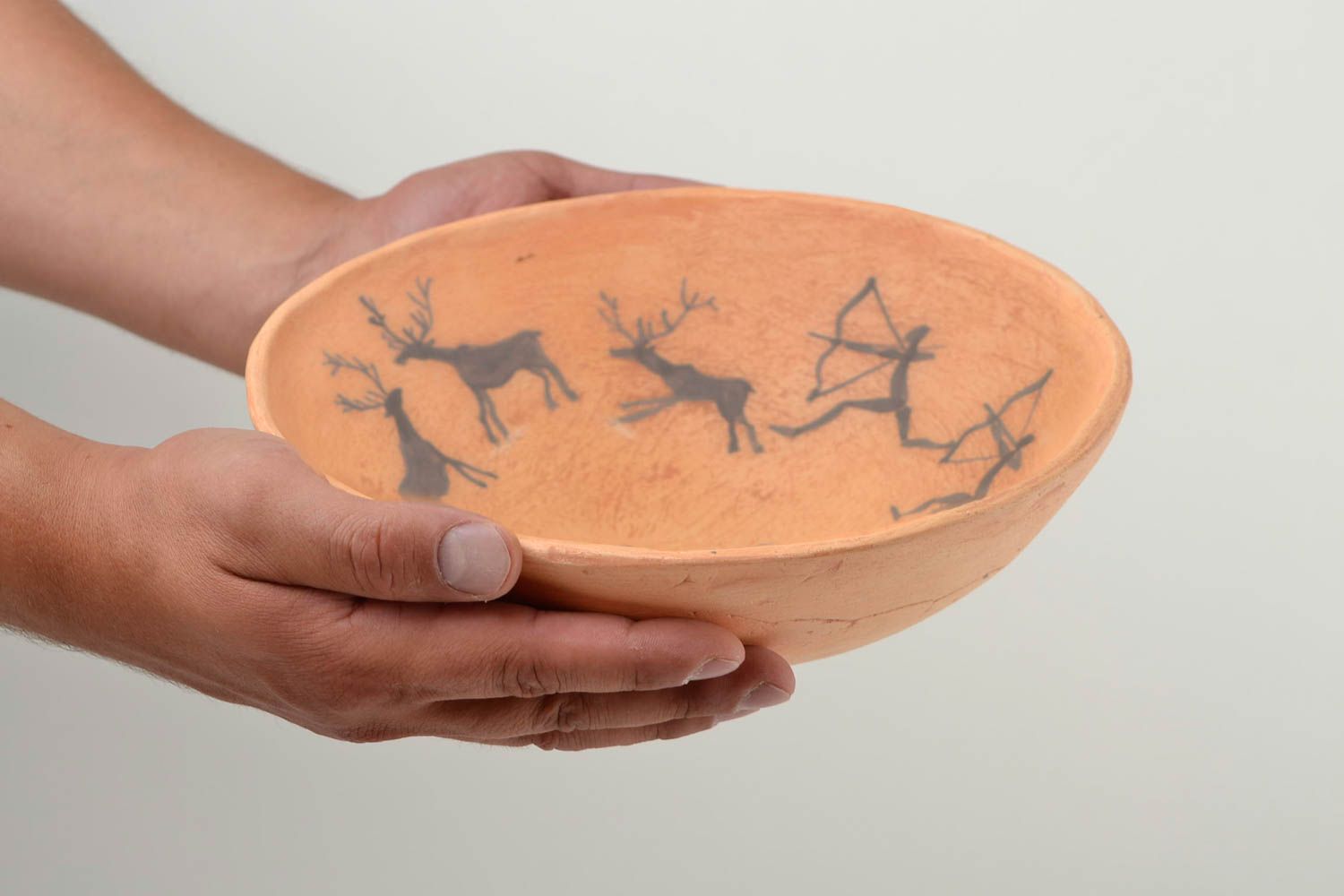 Керамическая тарелка ручной работы глиняная посуда расписная тарелка Охота фото 2