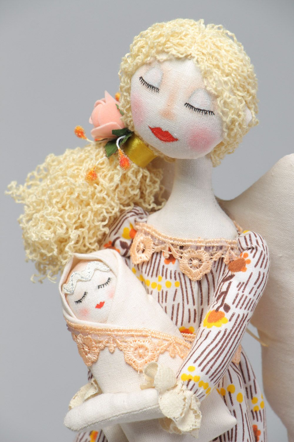 Кукла ручной работы текстильная коллекционная на подставке Ангел с младенцем фото 3