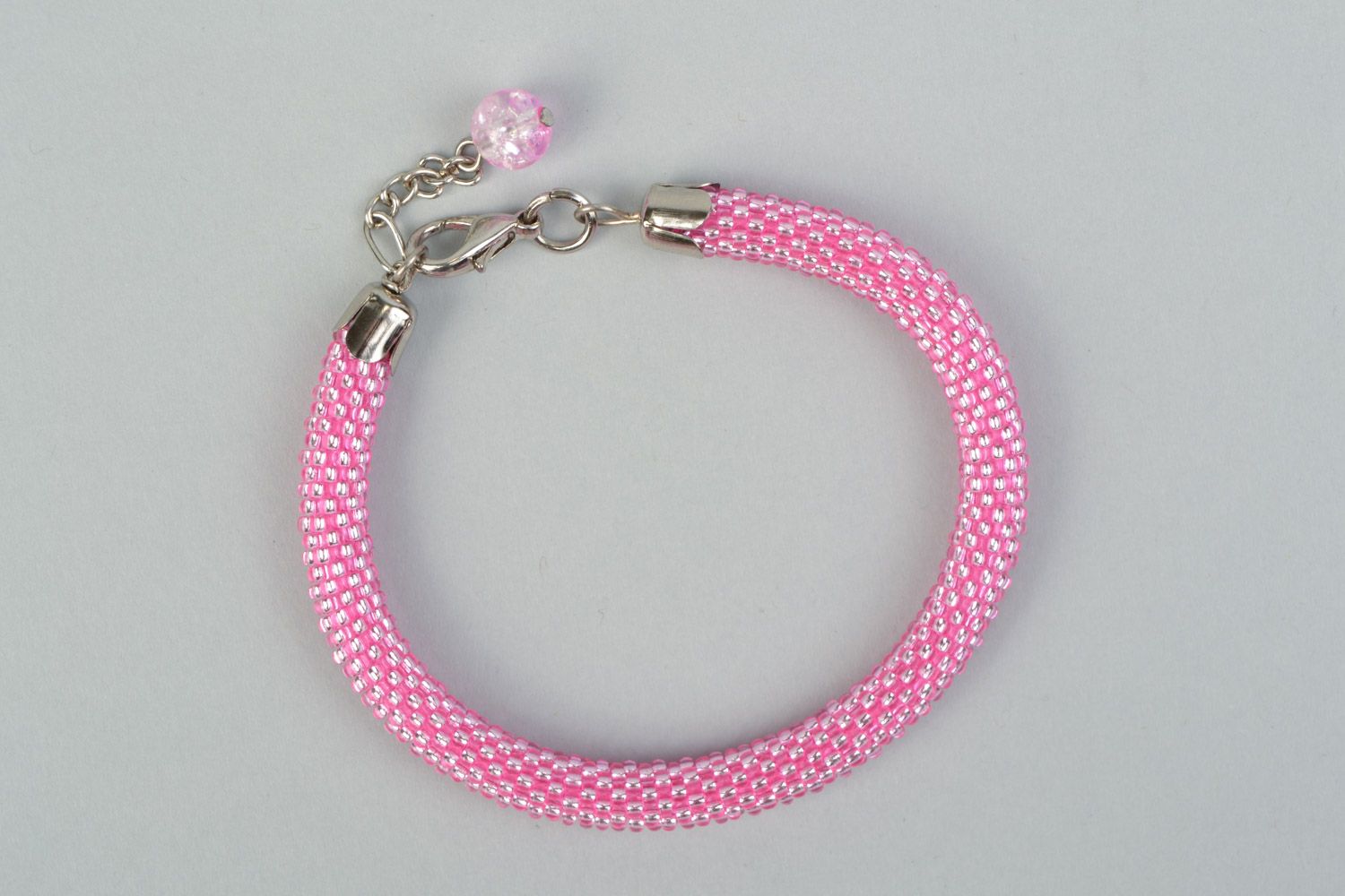 Розовый наручный браслет из бисера ручной работы в форме жгута женский фото 2