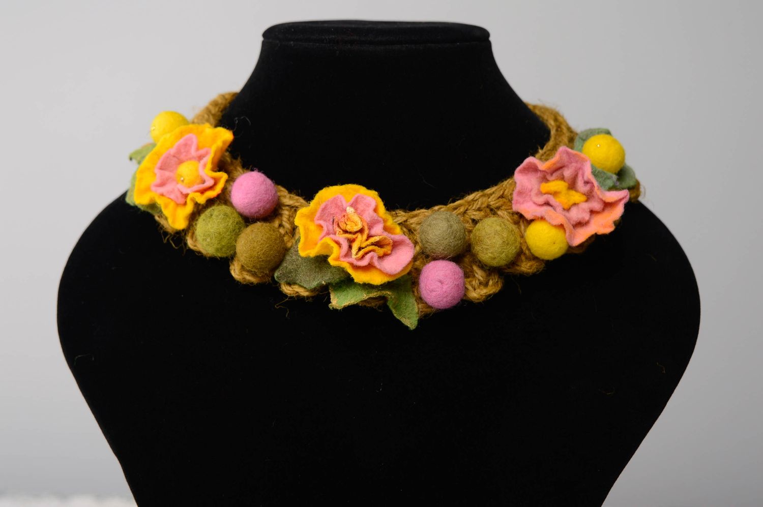 Floral crochet necklace photo 2