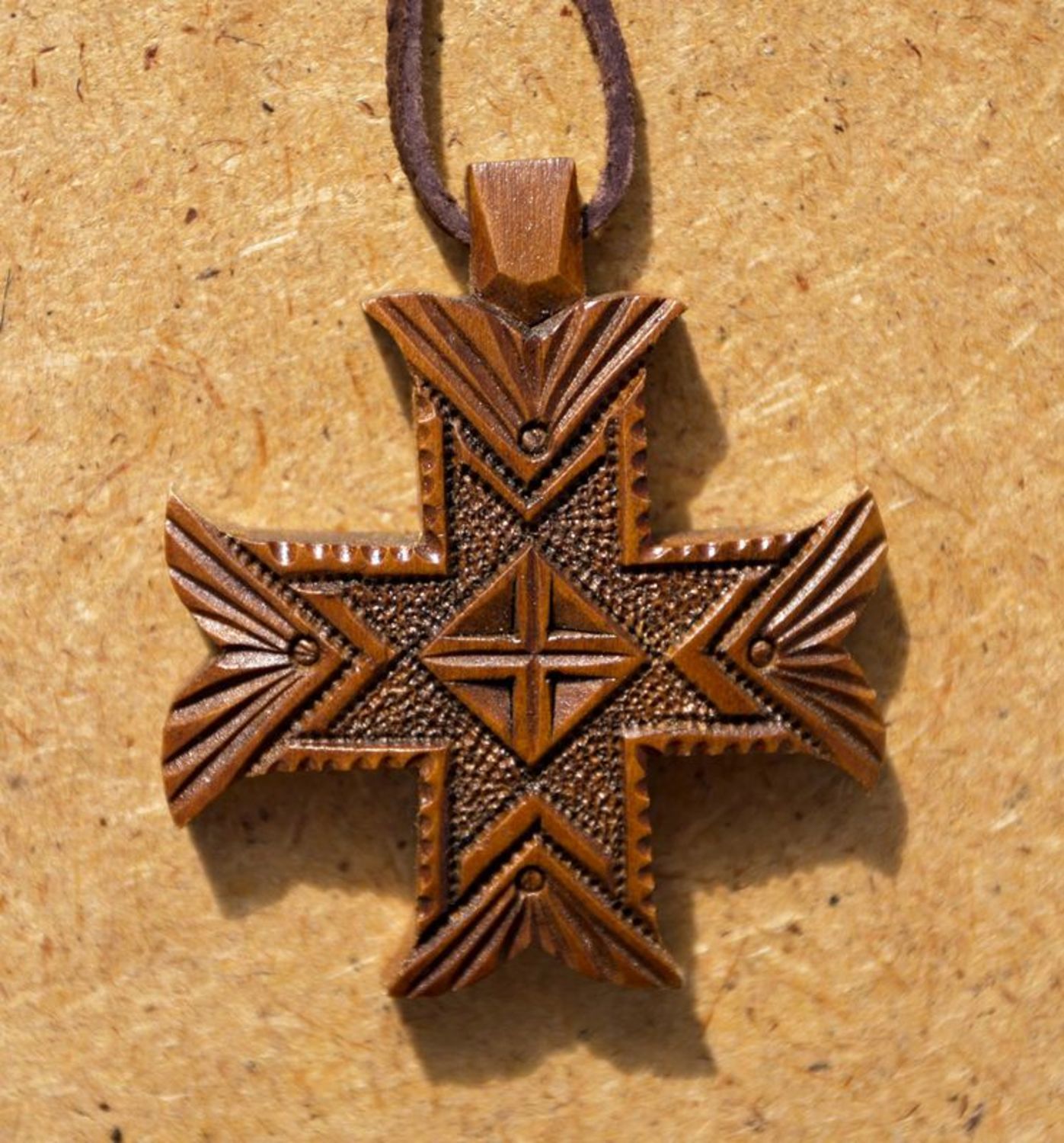 Croix pectorale à cordon de cuir
 photo 1