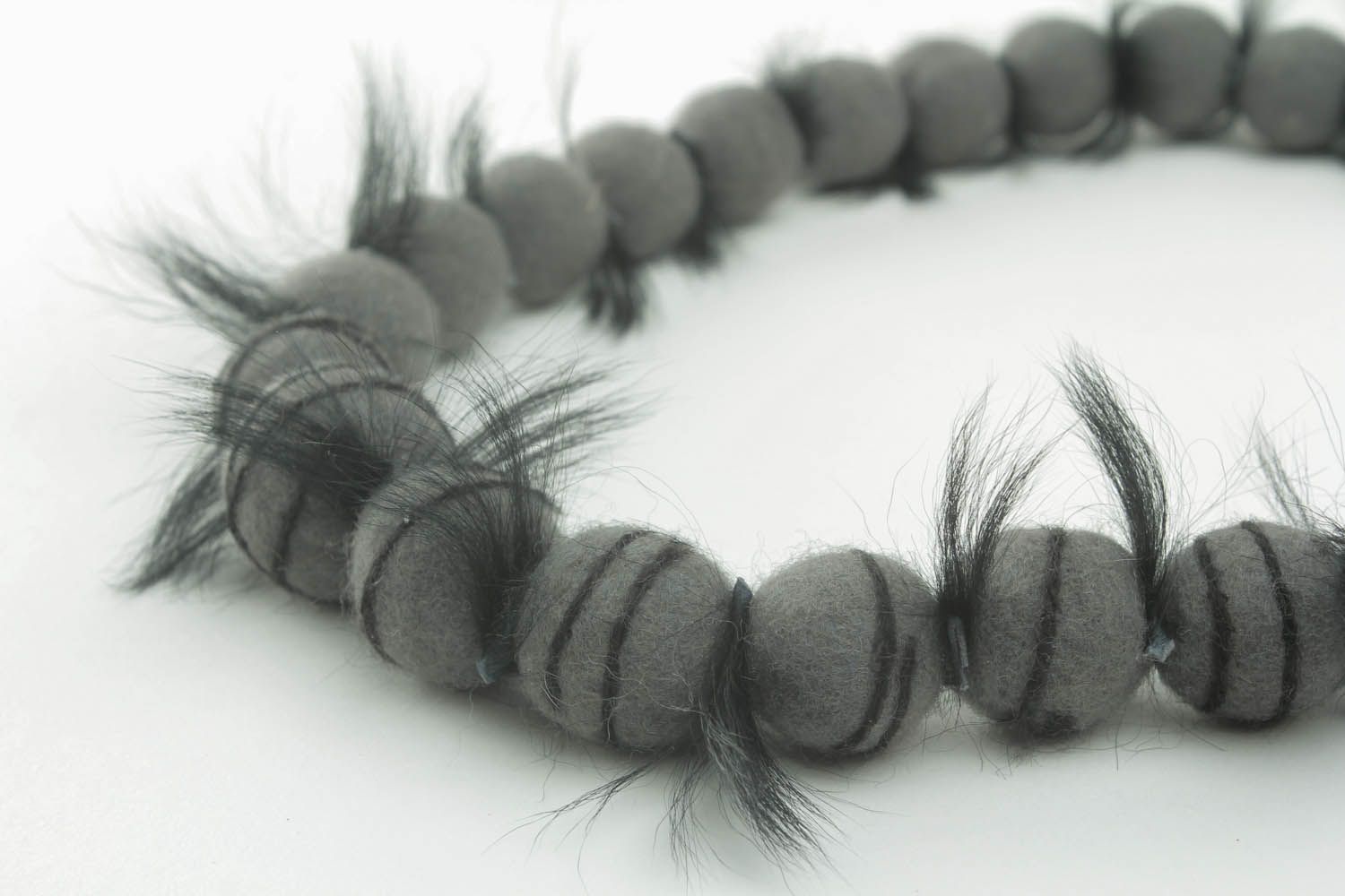 Woolen bead necklace with feathers photo 3
