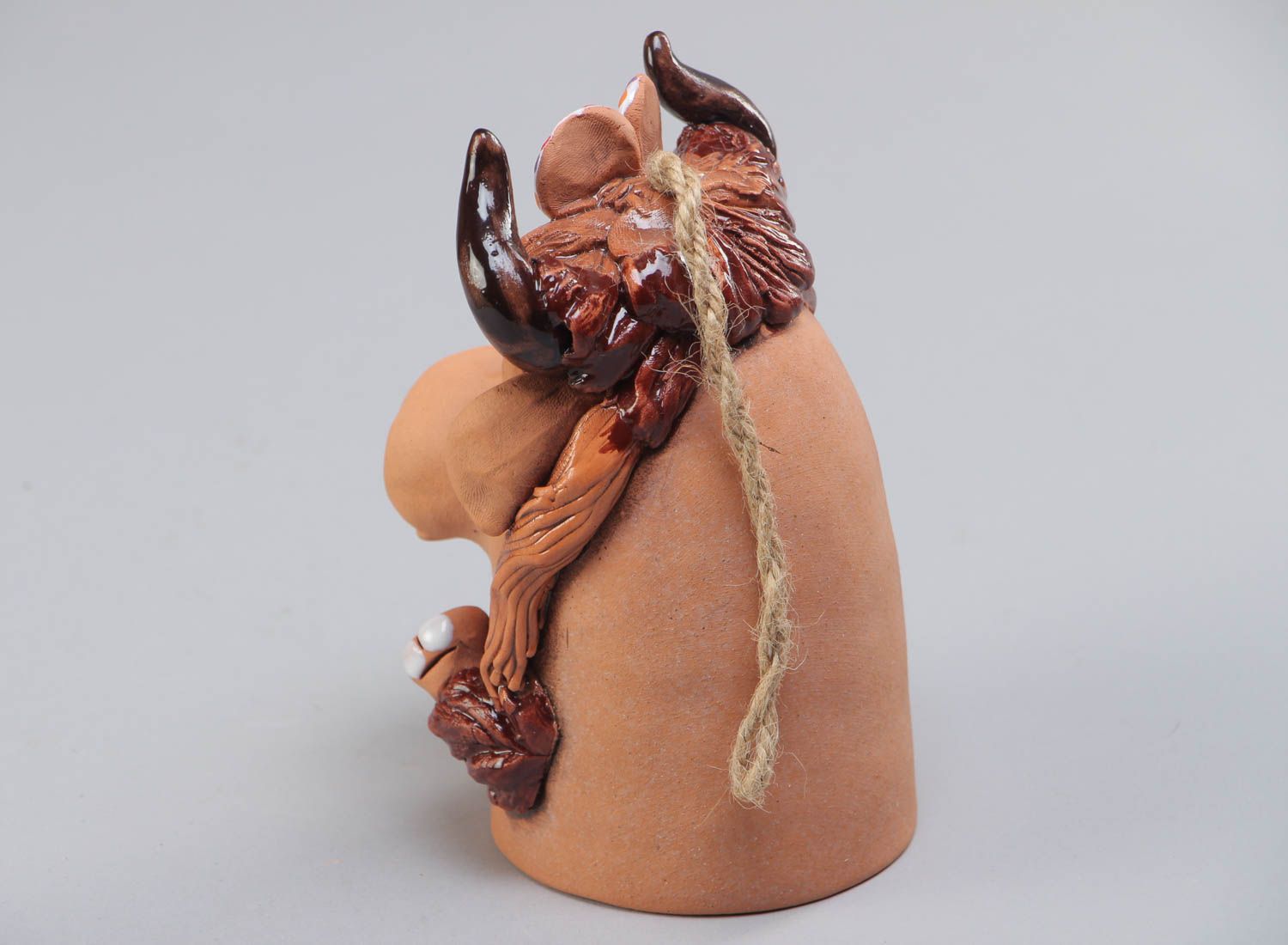 Campanilla cerámica hecha a mano con forma de figura de vaca marrón foto 3