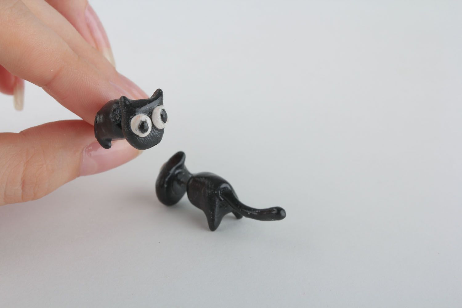 Orecchini finti fatti a mano a forma di gatto nero accessorio originale da donna foto 5