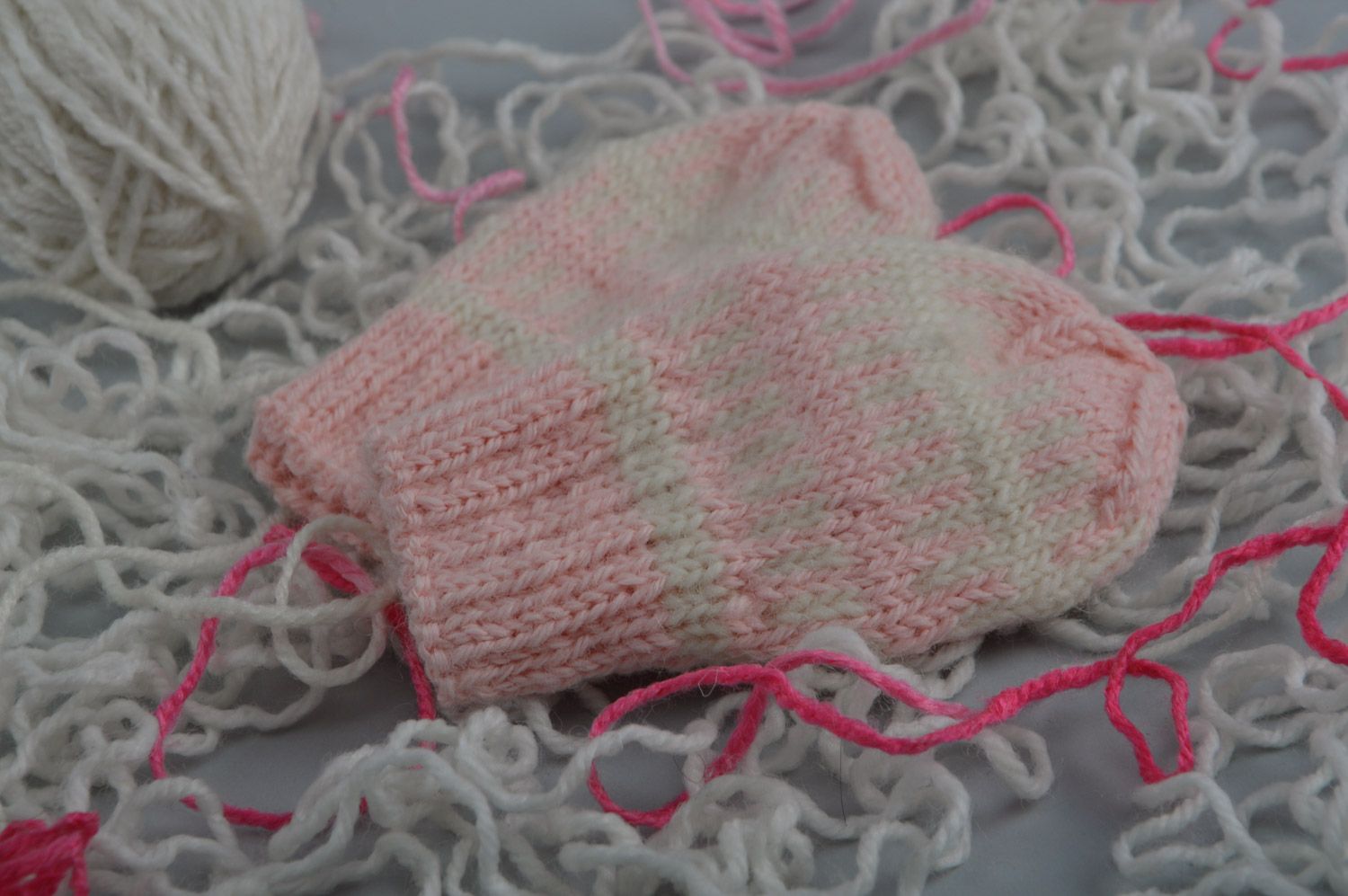 Jolies moufles claires tricotées faites main en laine accessoires pour enfant photo 1