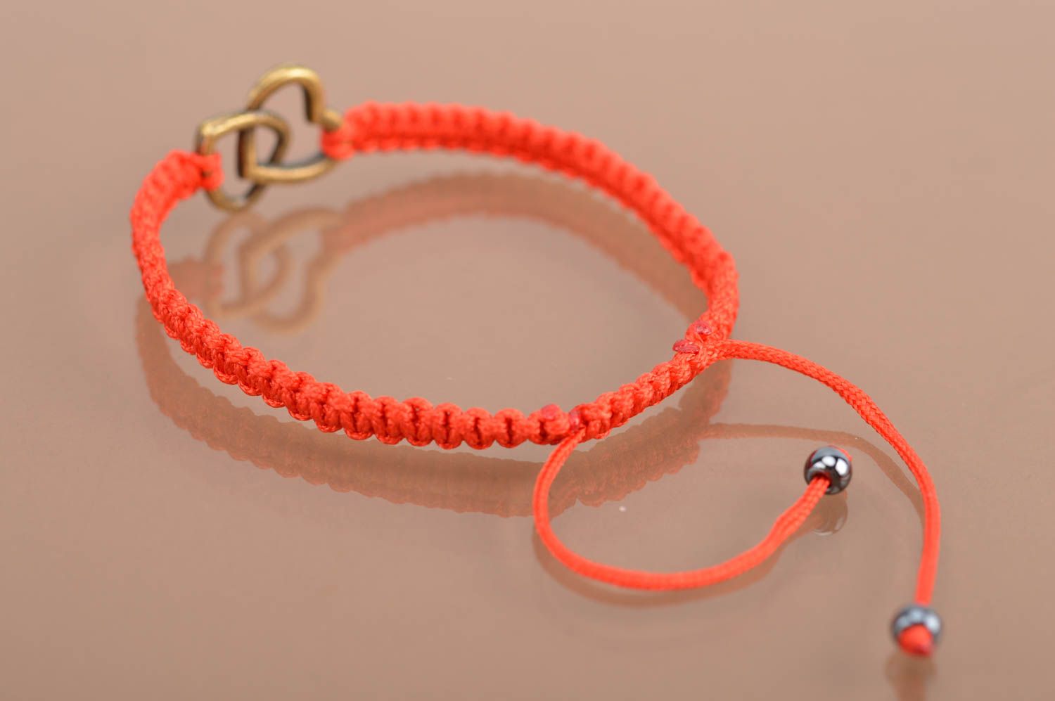 Bracelet rouge fin tressé en fils de soie avec deux coeurs fait main réglable photo 5
