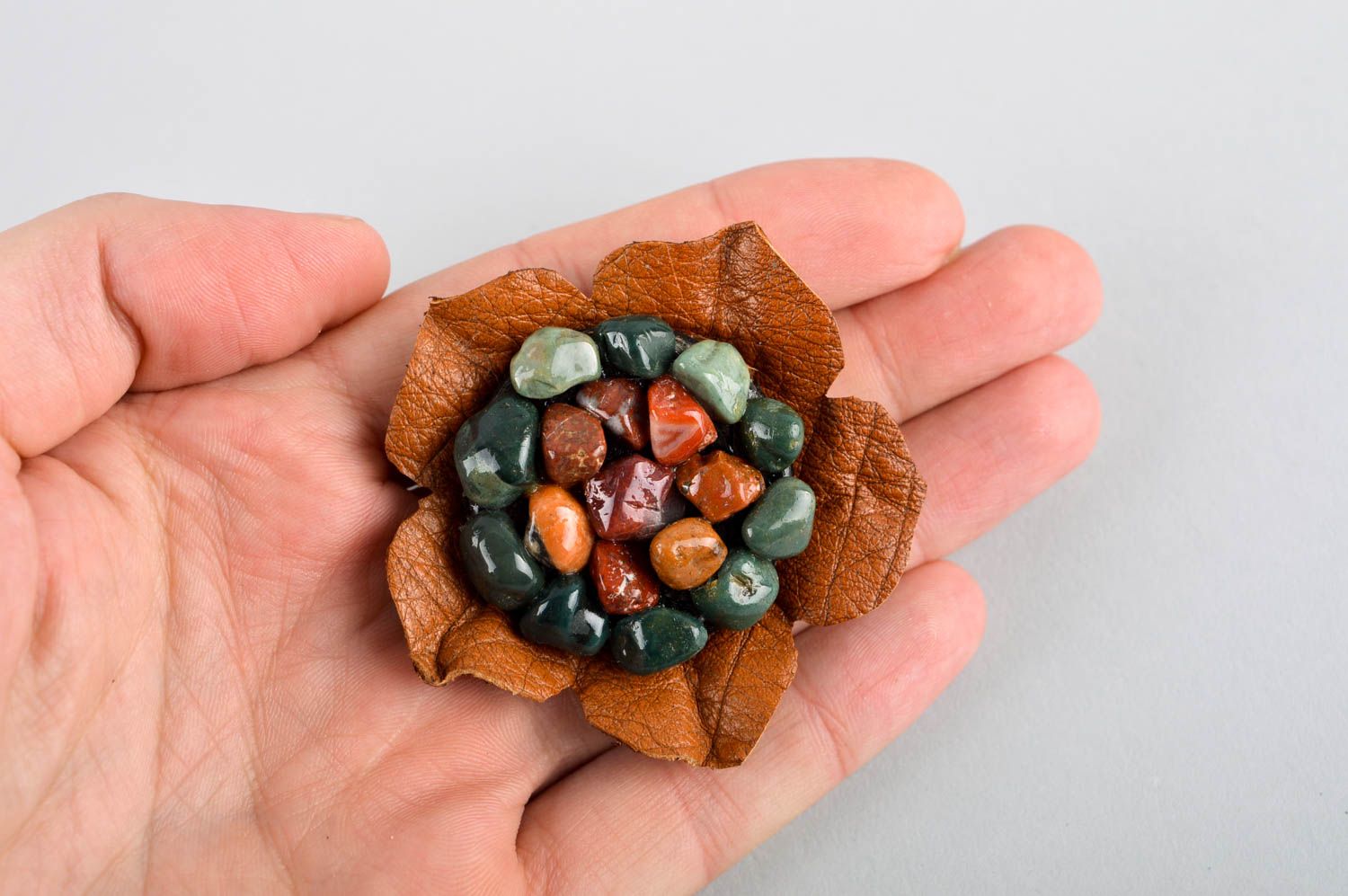 Broche fleur Bijou fantaisie fait main Accessoire en cuir et pierres naturelles photo 5