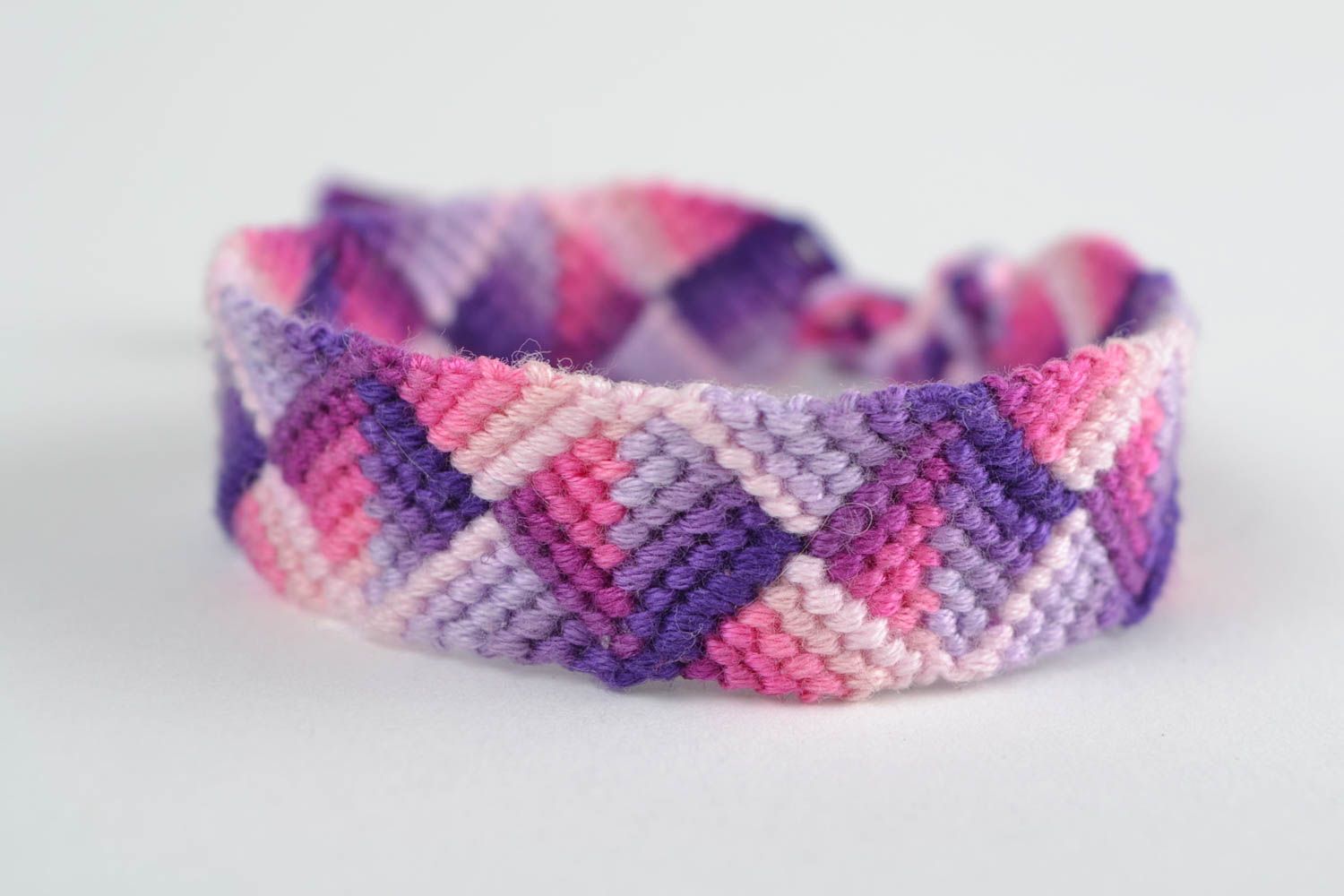 Текстильный браслет плетеный из мулине ниток разноцветный нежный ручной работы фото 3