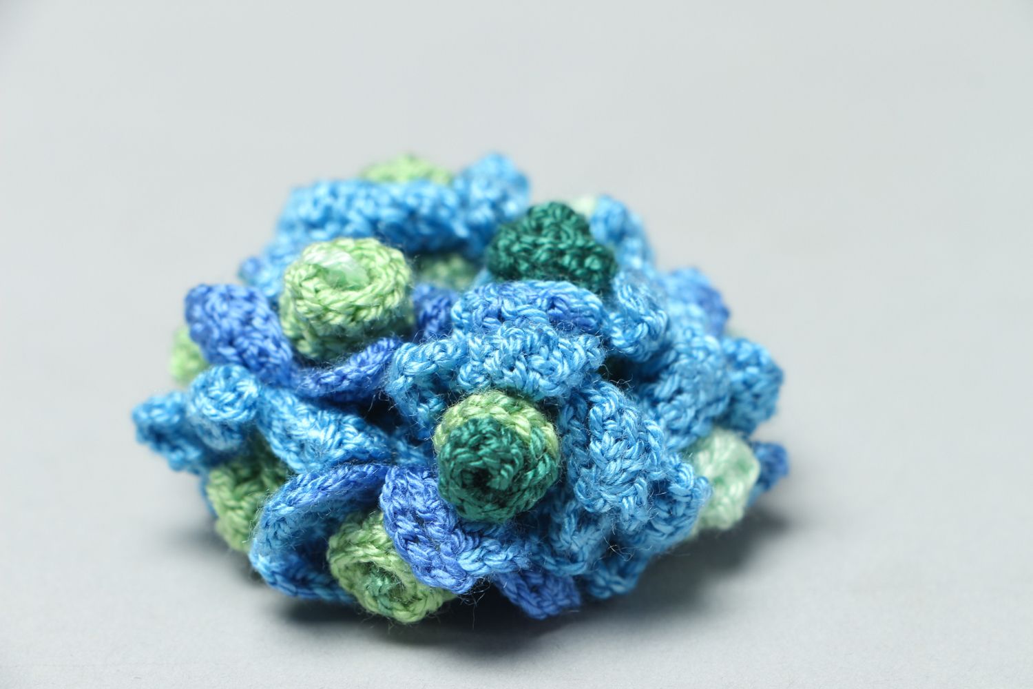 Broche tricotée en forme de fleur bleue photo 2