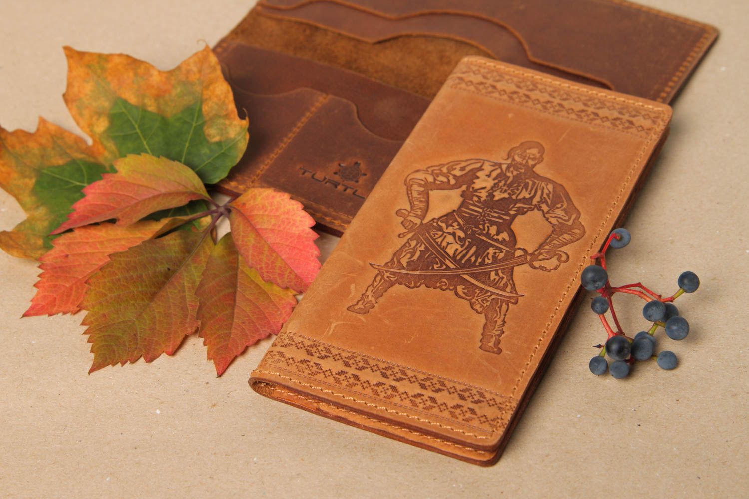Портмоне ручной работы портмоне из кожи с изображением воина мужское портмоне фото 1
