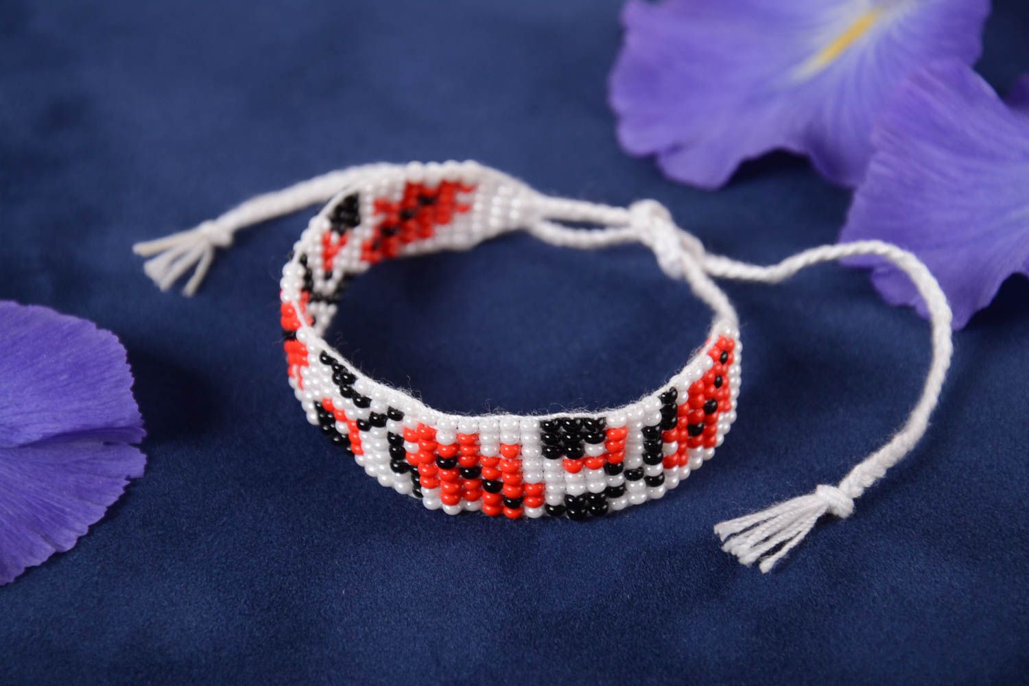 Bracelet en perles de rocailles fait main blanc rouge noir tissé style ethnique photo 1