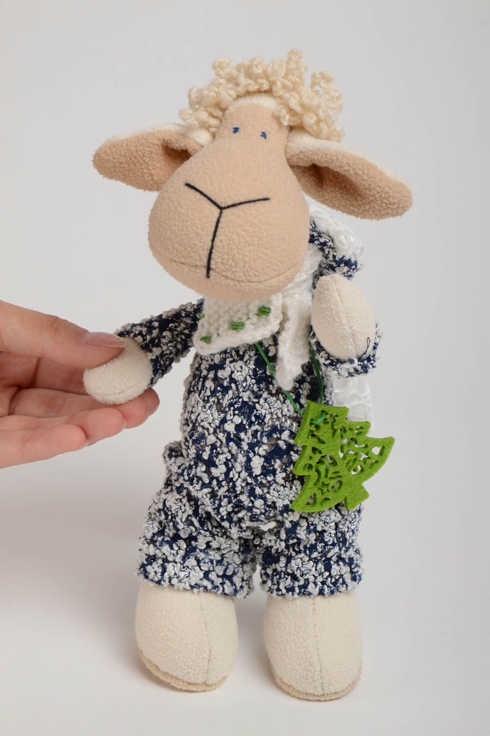 Оригинальная мягкая игрушка ручной работы овечка из натуральных тканей и флиса фото 5