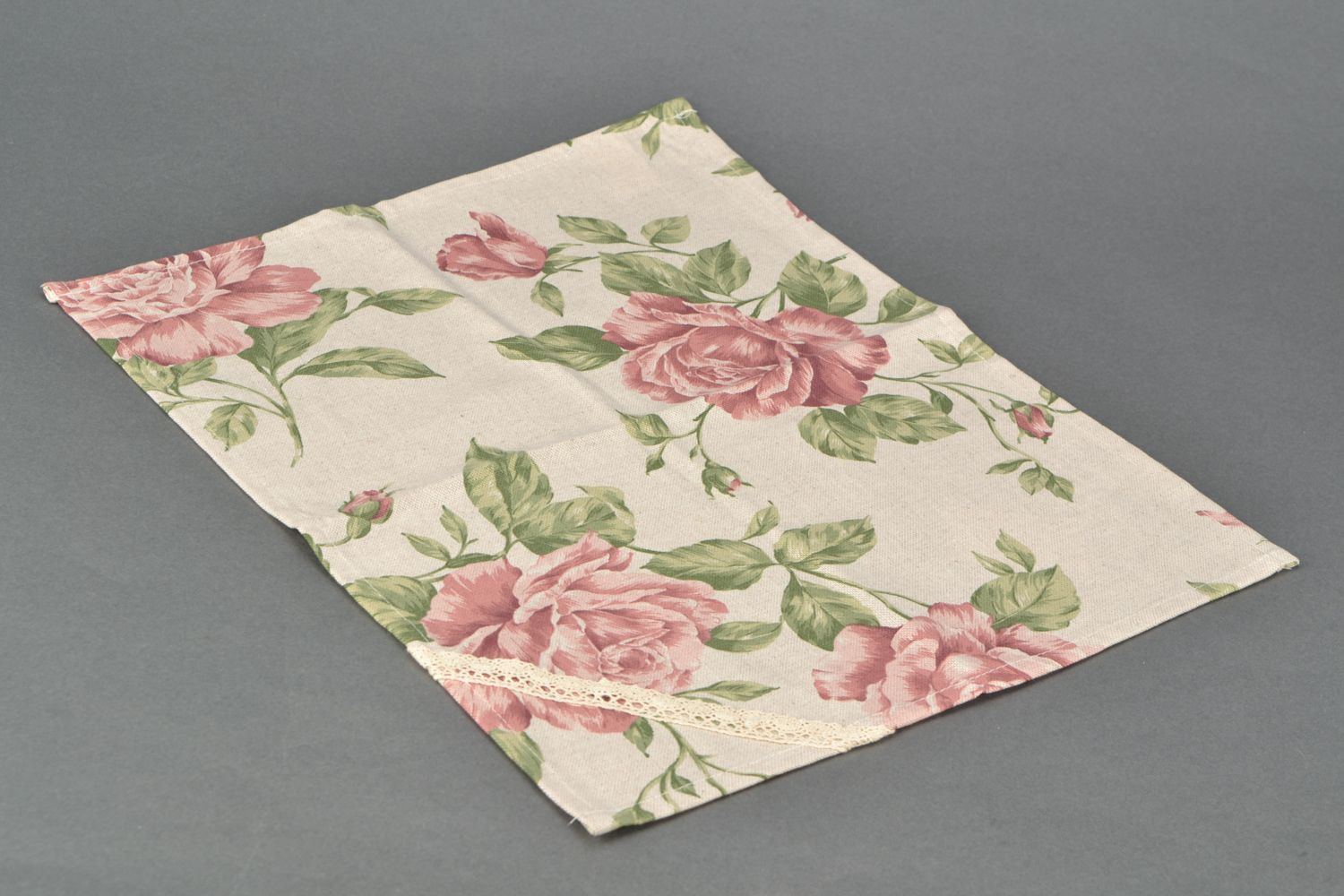 Декоративная салфетка на стол из хлопка и полиамида с розами фото 4