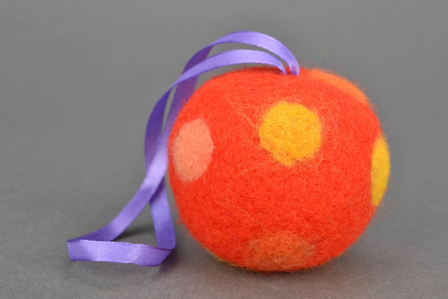 Red wool felted Christmas ball photo 3