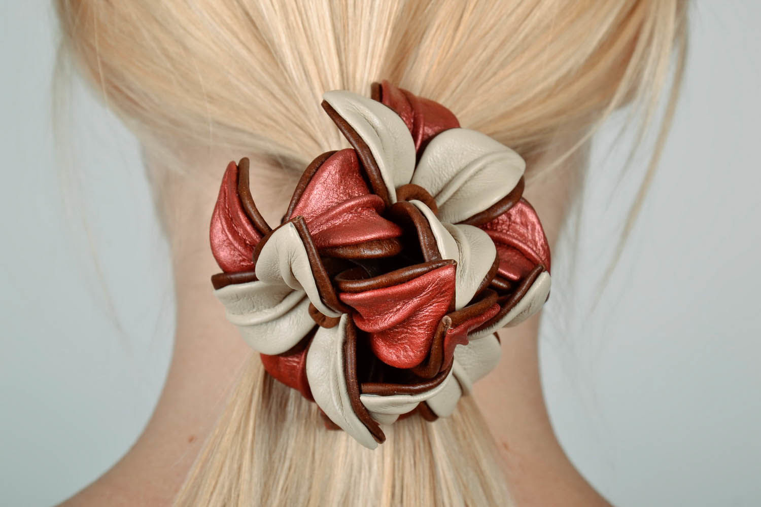 Élastique à cheveux avec fleurs en cuir photo 5