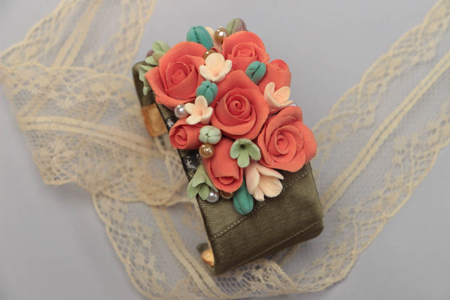 Künstlerisches breites Blumen Armband aus Polymer Ton und Spitzen originell foto 5