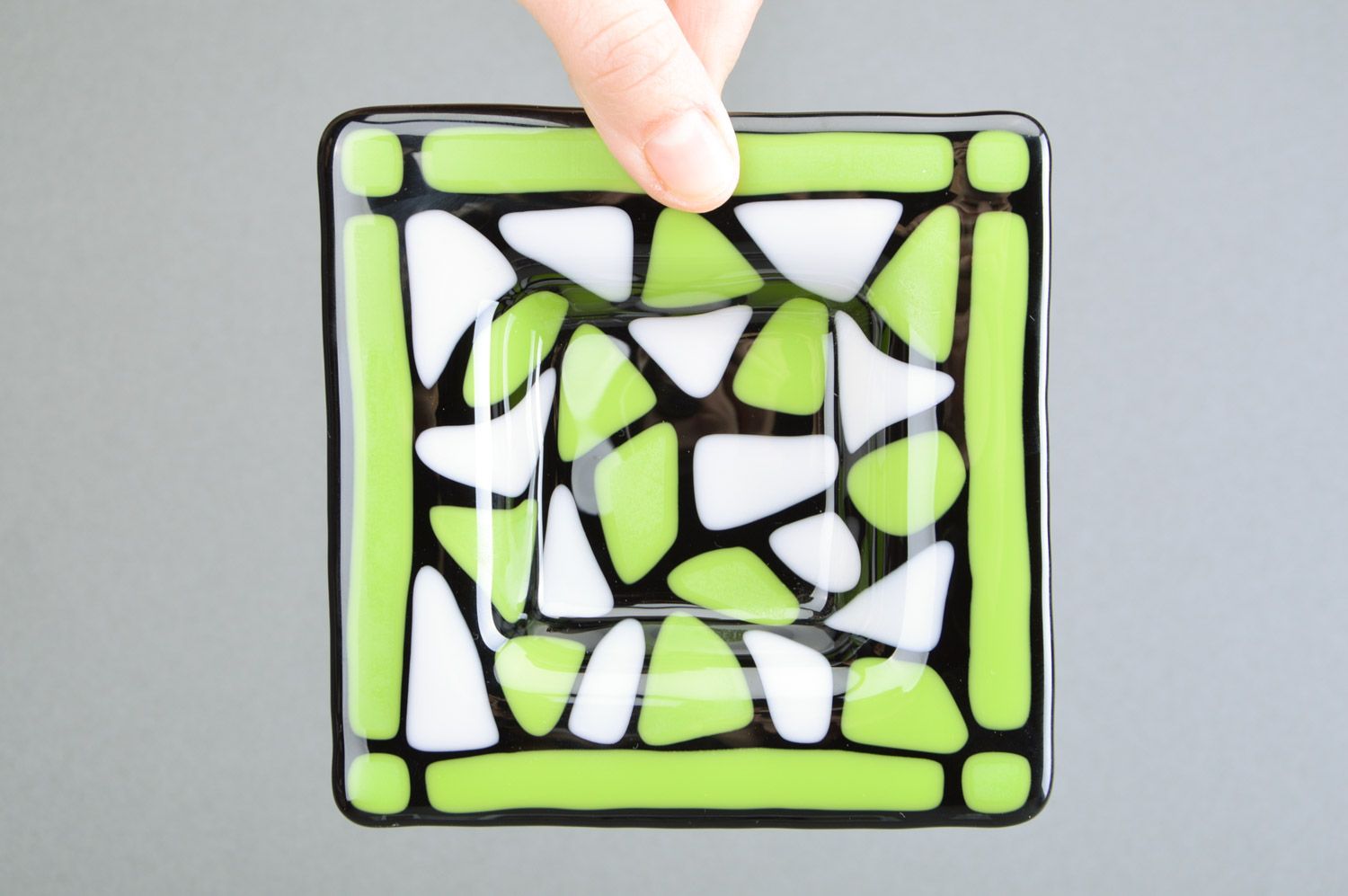 Handmade dekorativer Aschenbecher aus Fusing Glas in Grün, Weiß und Schwarz foto 3