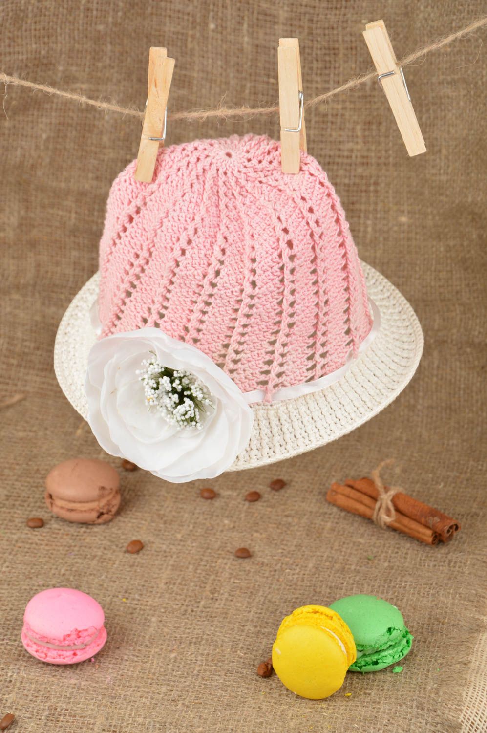 Bonnet tricoté au crochet rose en fils de coton pour enfant fait main avec fleur photo 1
