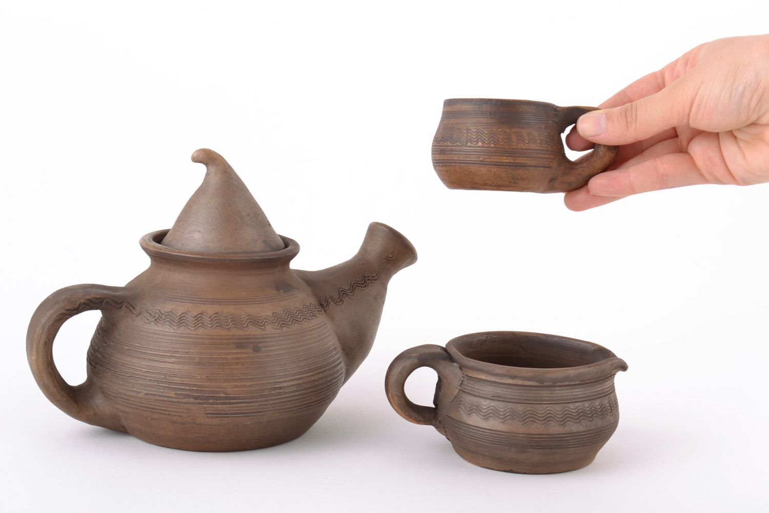 Juego de té artesanal de tetera, lechera y taza de cerámica en técnica de leche foto 5