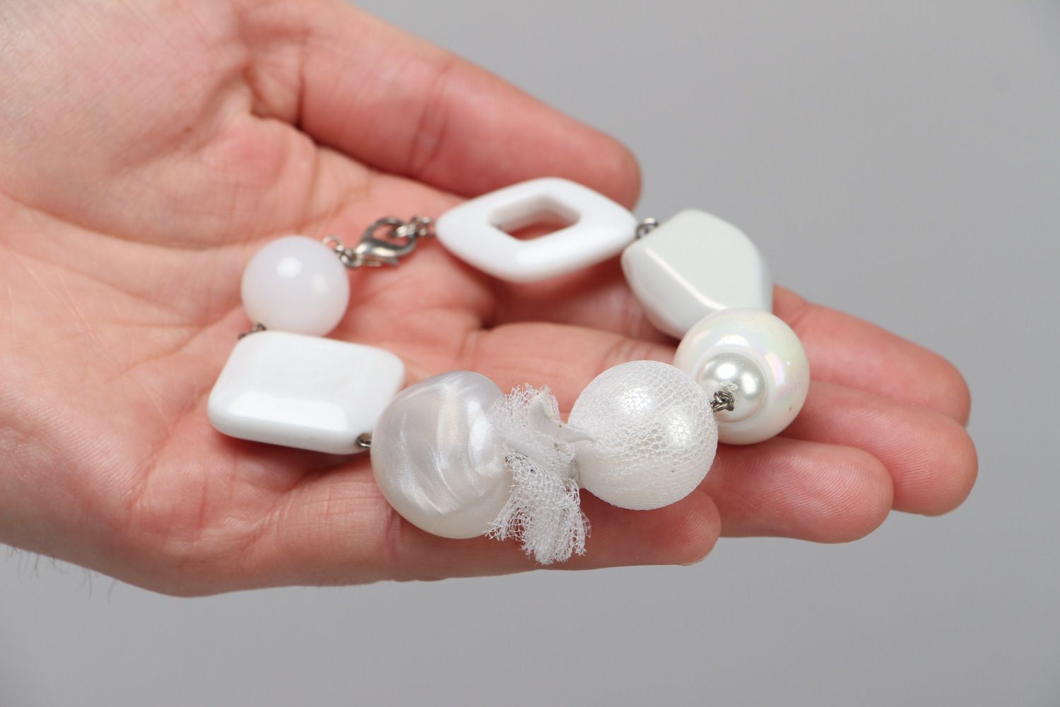 Bracelet blanc en perles plastiques original fait main accessoire pour femme photo 3