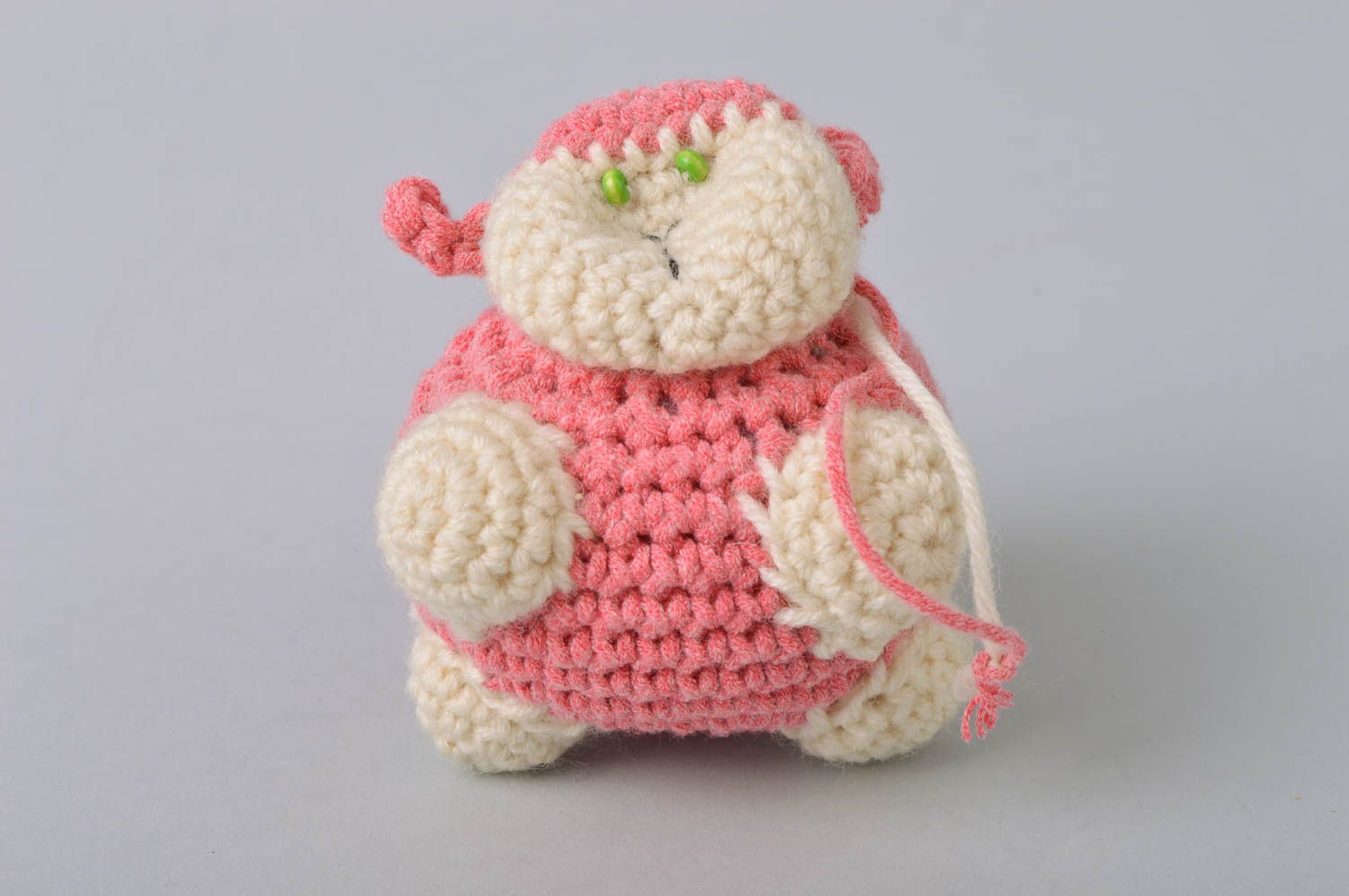 Jouet à suspendre petit Mouton rose tricoté au crochet beau original fait main photo 2