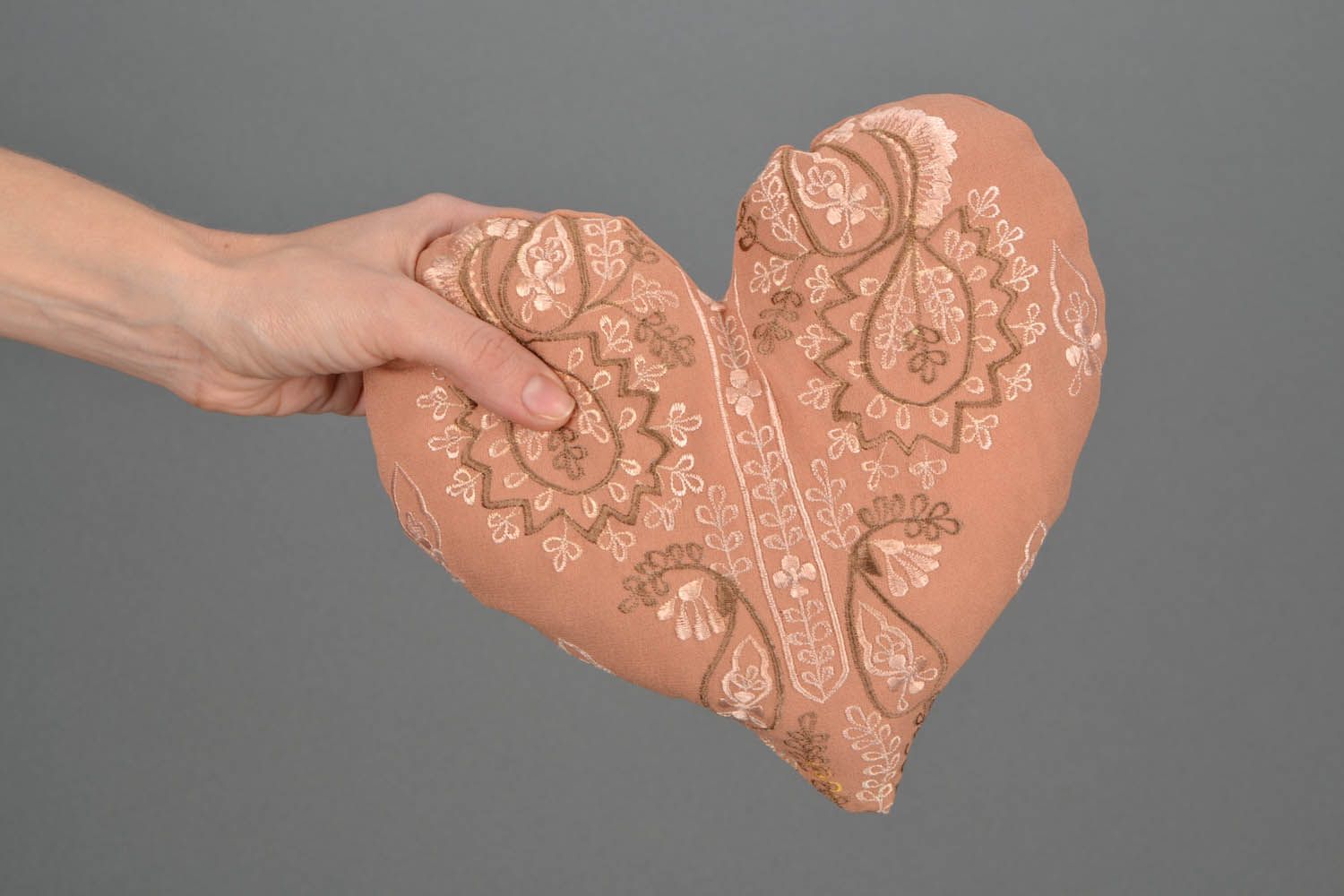 Coussin décoratif cœur fait main photo 2