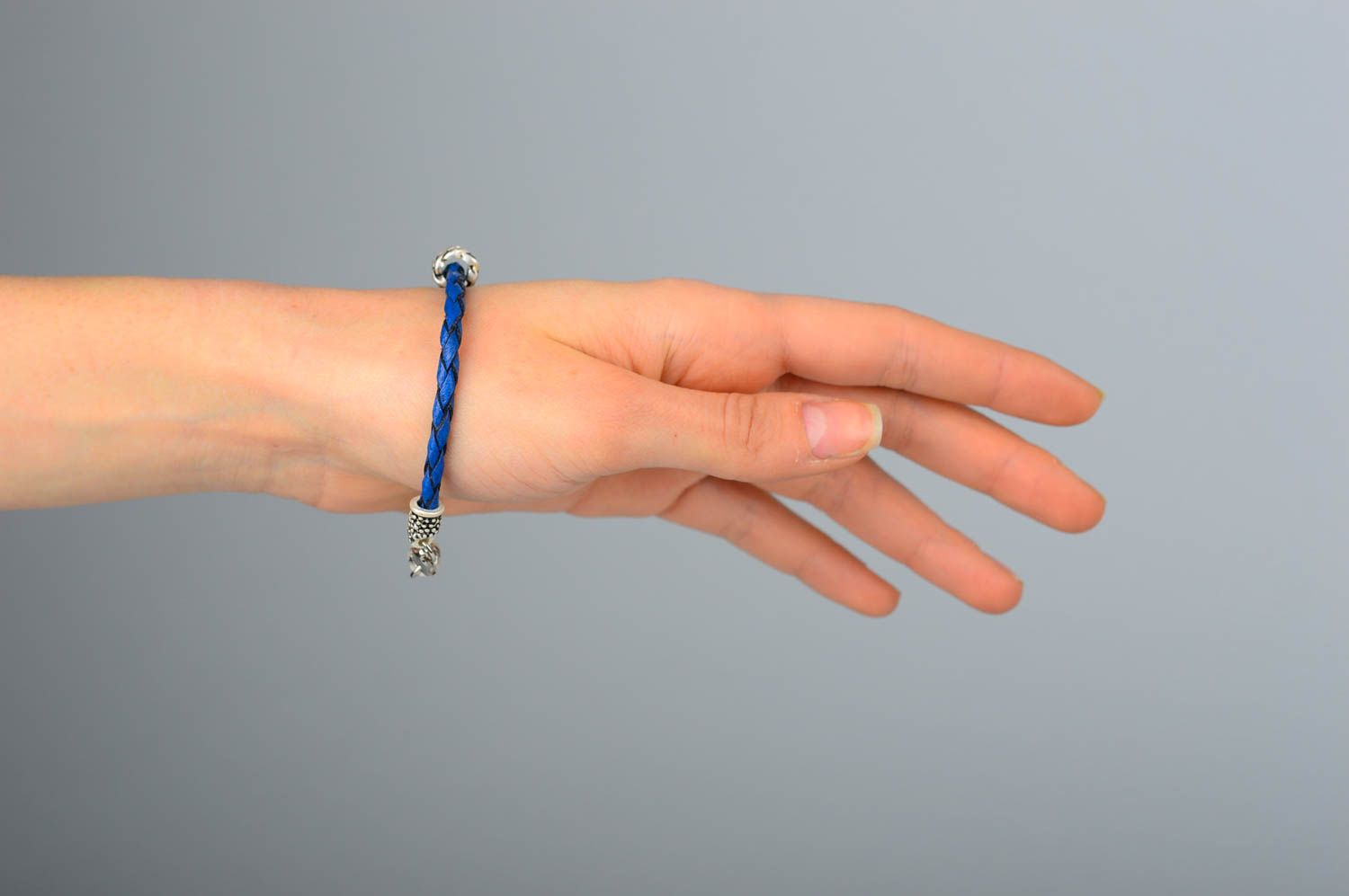 Тонкий кожаный браслет ручной работы синий браслет на руку украшение из кожи фото 2