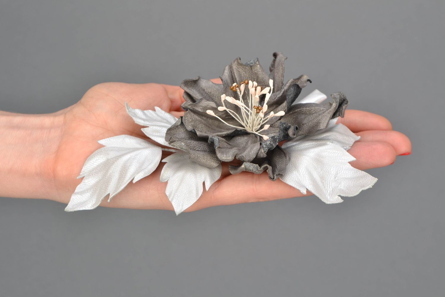Broche en cuir faite main en forme de fleur  photo 2