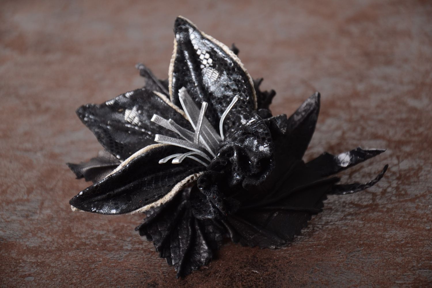 Broche Barrette fleur noire faite main grosse en cuir Accessoire femme photo 1