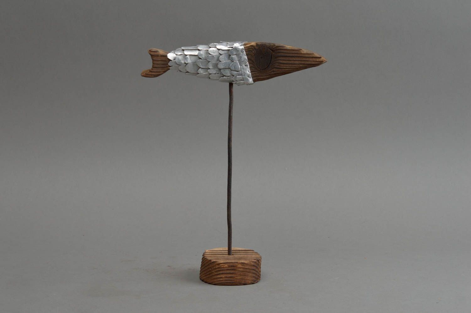 Deko aus Naturmaterialien geschnitzte Holzfigur Fisch Figur aus Holz Handarbeit foto 2