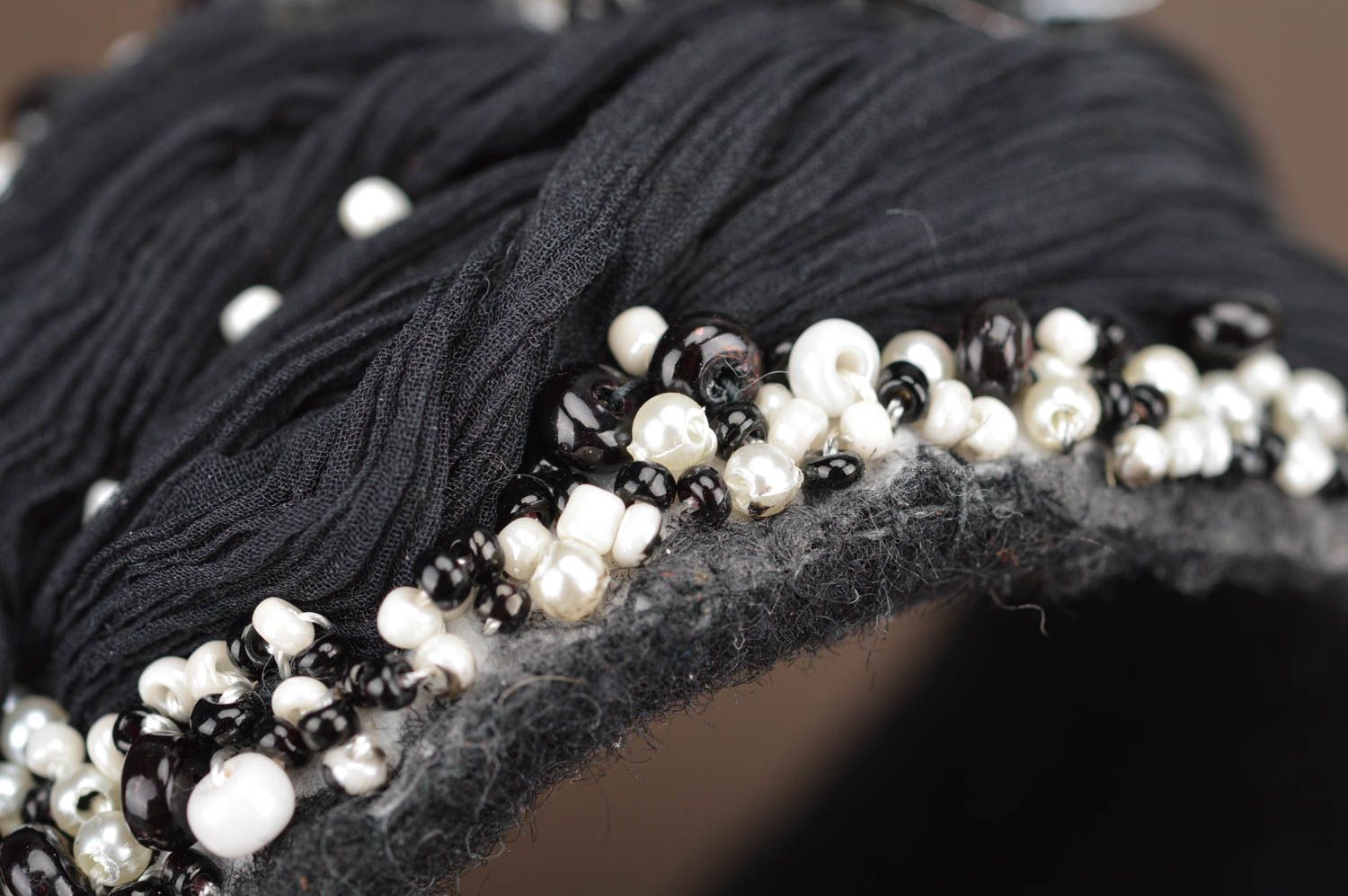 Breites handmade Designer Stoff Armband mit Glasperlen in Schwarz für Damen  foto 3