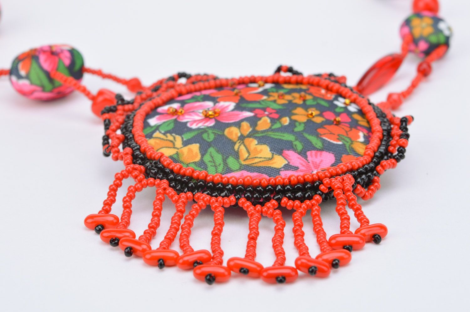 Handmade bright long beaded necklace of red color with round pendant photo 5