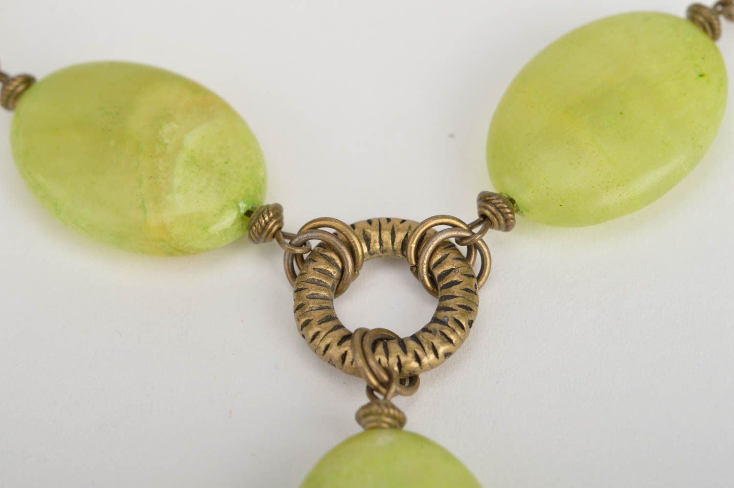 Metall Halskette mit Perlen olivengrün elegant künstlerisch handgemacht für Dame foto 4