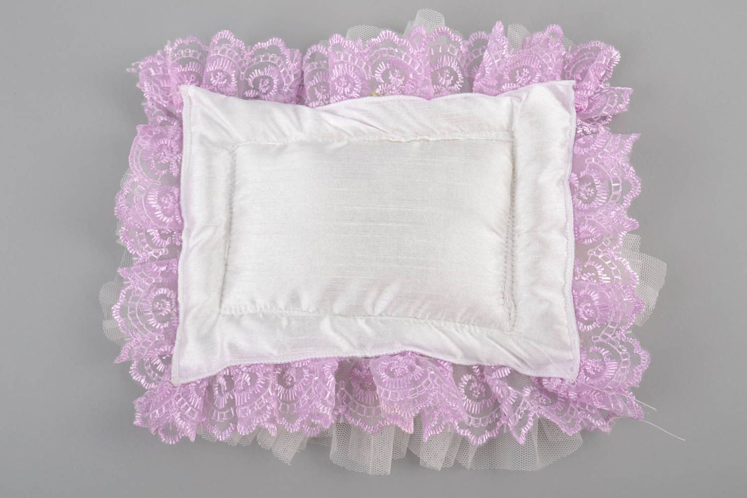 Свадебная подушечка для колец красивая пышная белая с фиолетовым ручная работа фото 3
