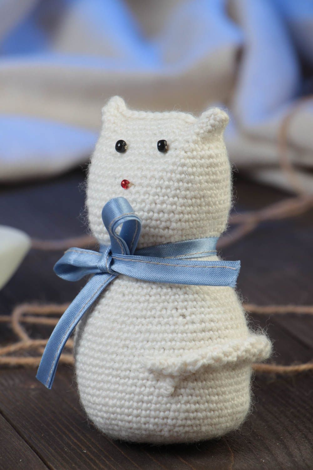 Peluche chat Jouet pour enfant fait main Décoration chambre blanche au crochet photo 1