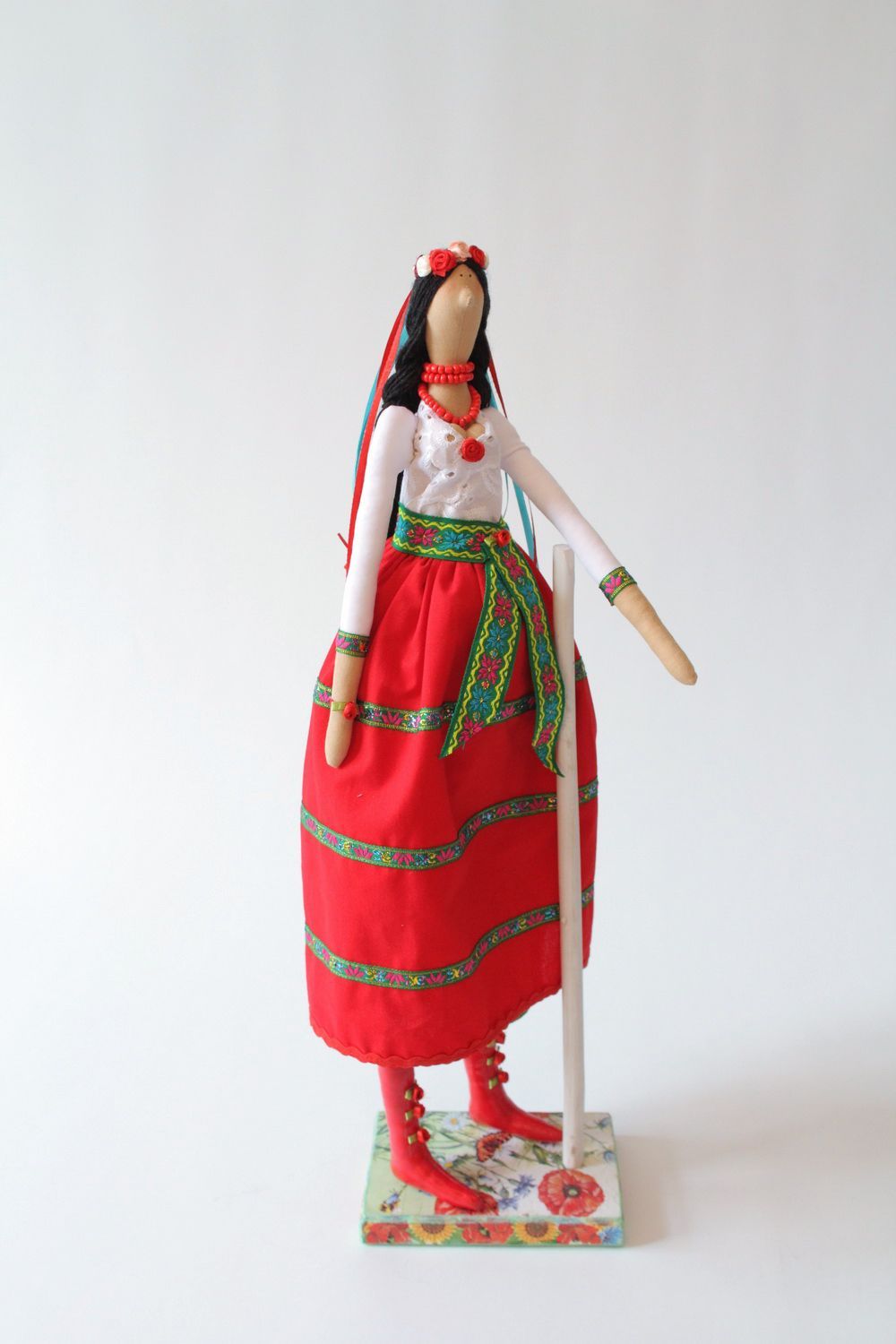 Boneca têxtil em suporte Ucraniana  foto 1