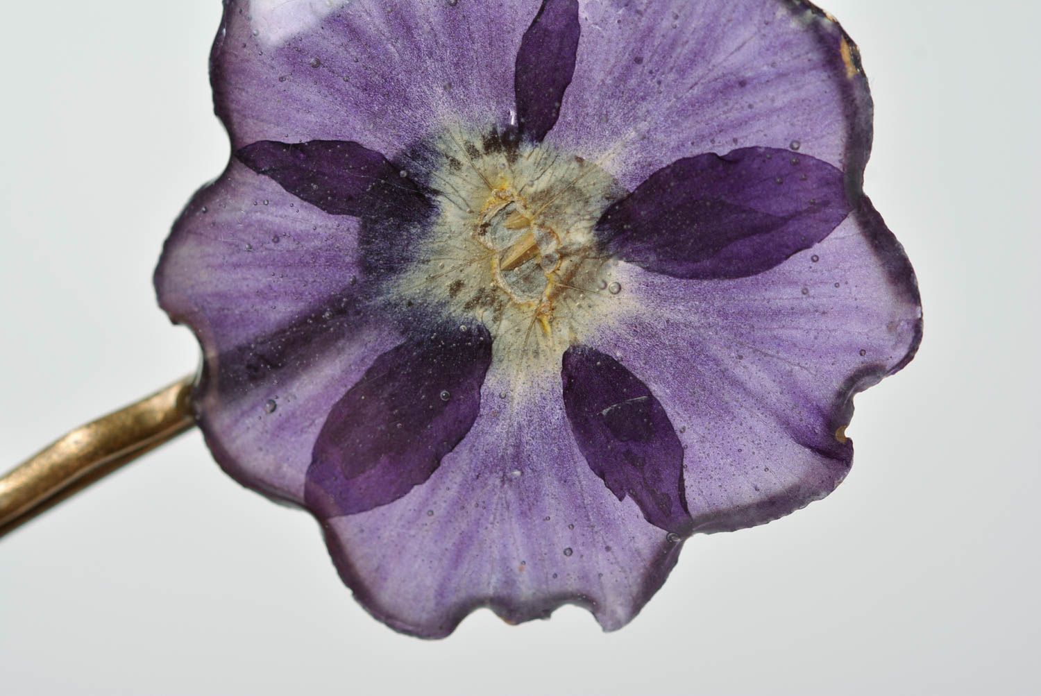 Handmade designer decorative hair pin with violet dried flower in epoxy resin photo 4