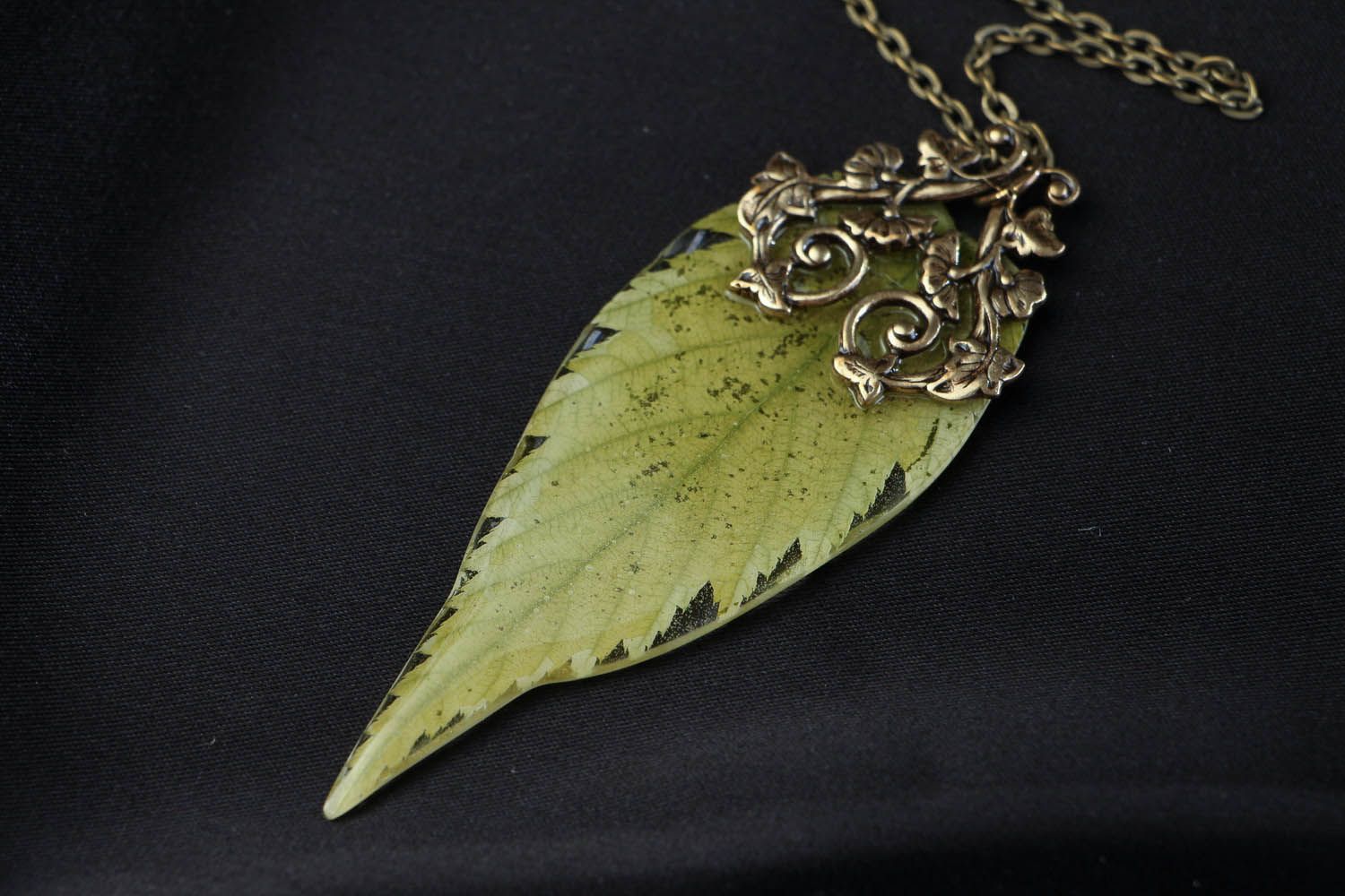Pendant with keriya leaf photo 2