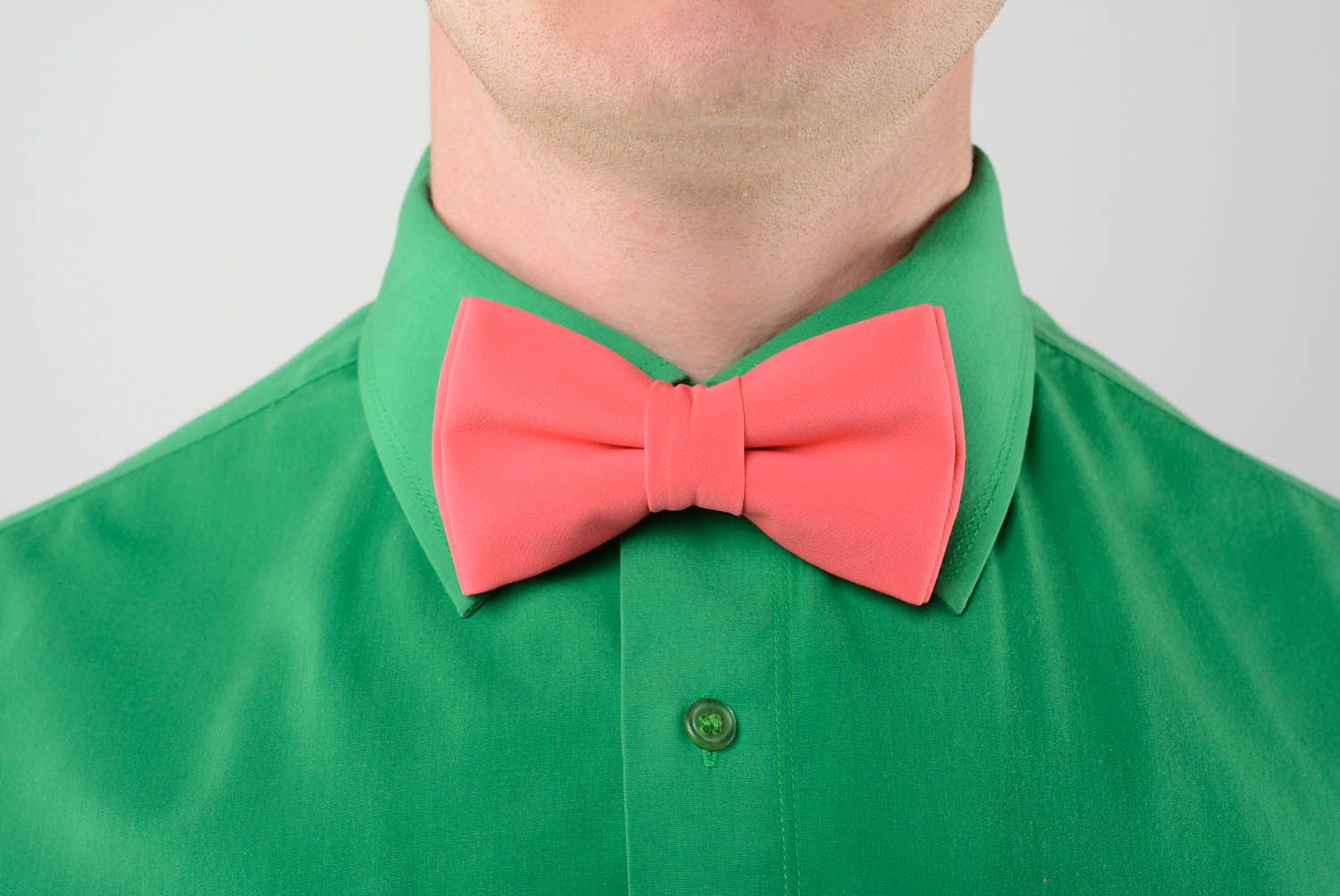 Pink bow tie made of gabardine photo 1