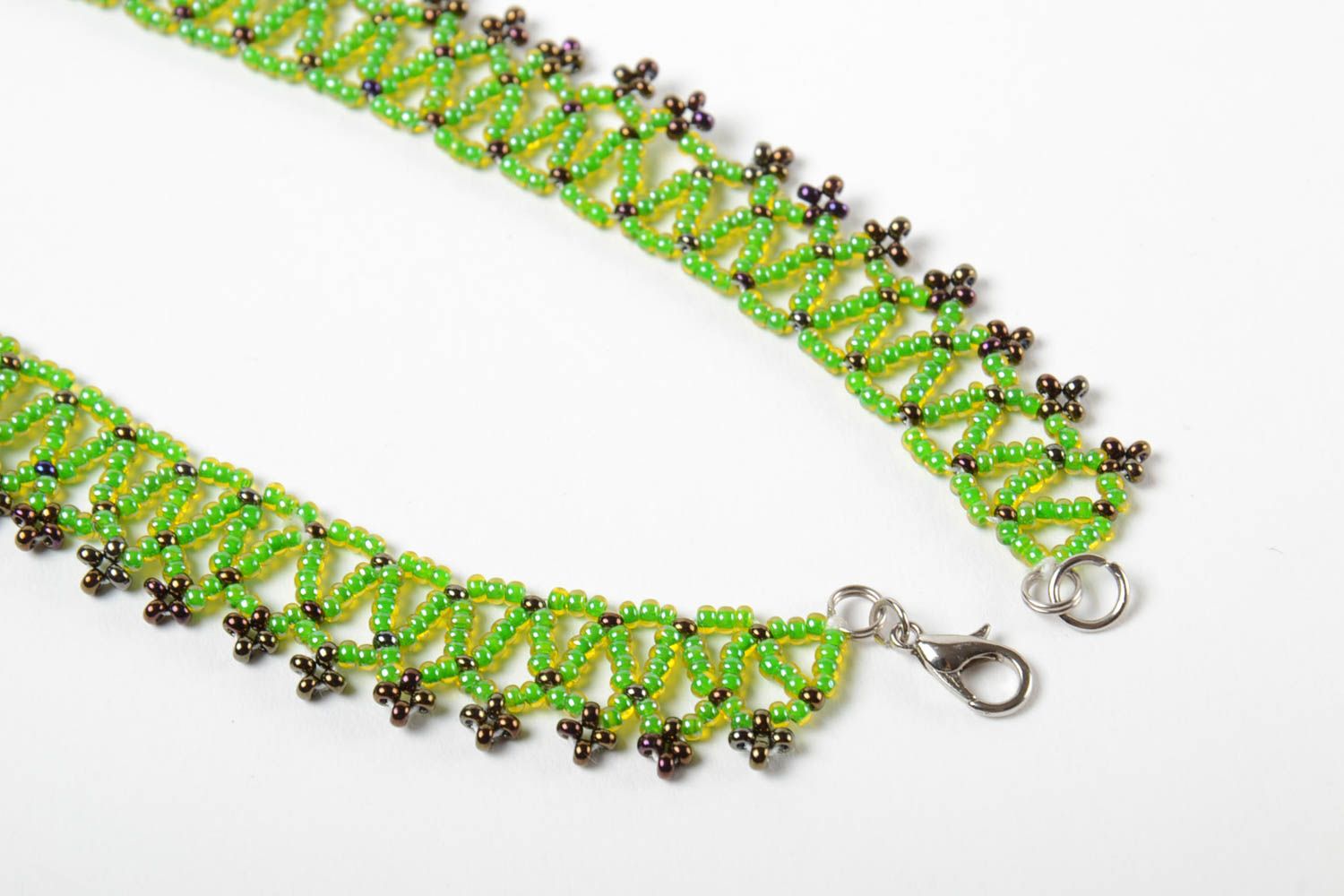 Collier vert en perles de rocaille tchèques fait main ajouré design élégant photo 3