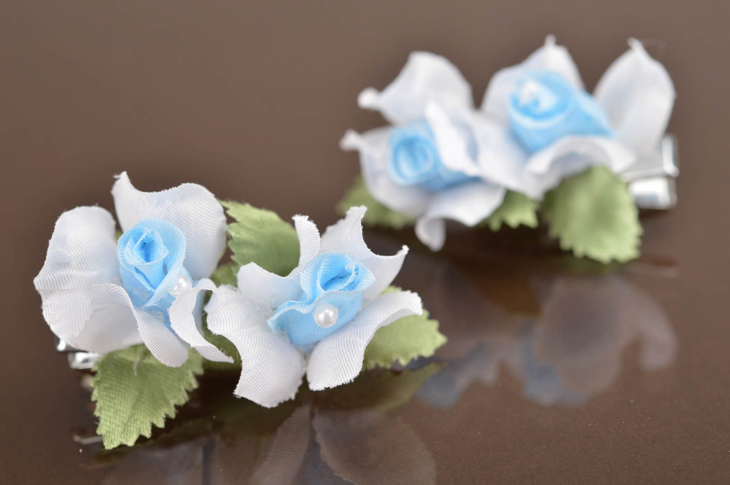 Conjunto de pinzas de pelo infantiles artesanales azules con forma de rosas azul foto 2