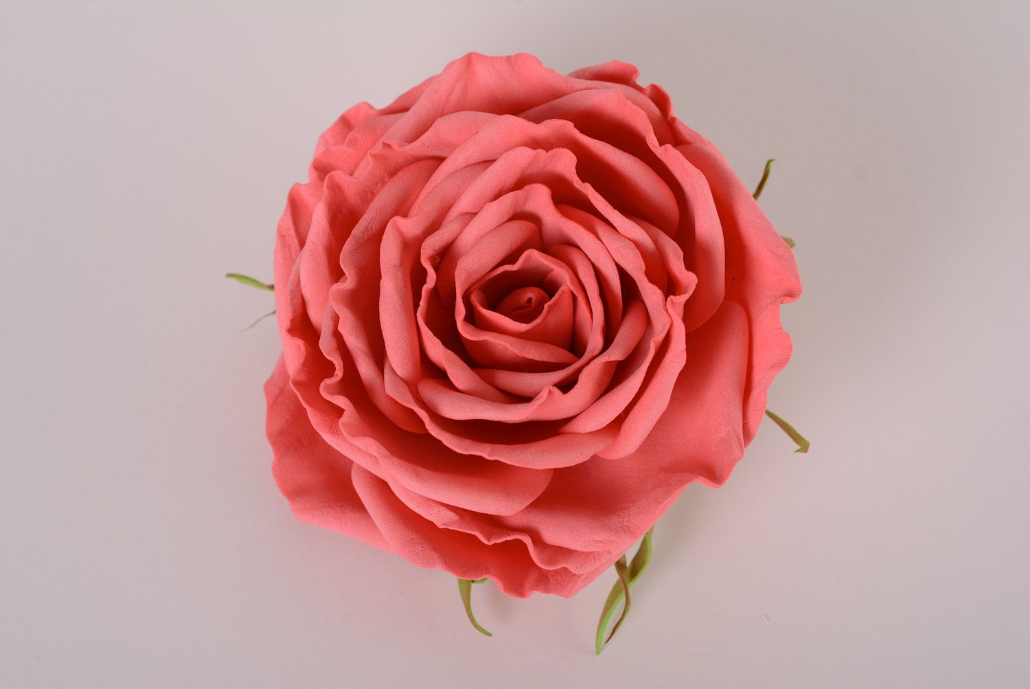 Заколка для волос из фоамирана ручной работы в виде бутона розы темный розовый фото 1